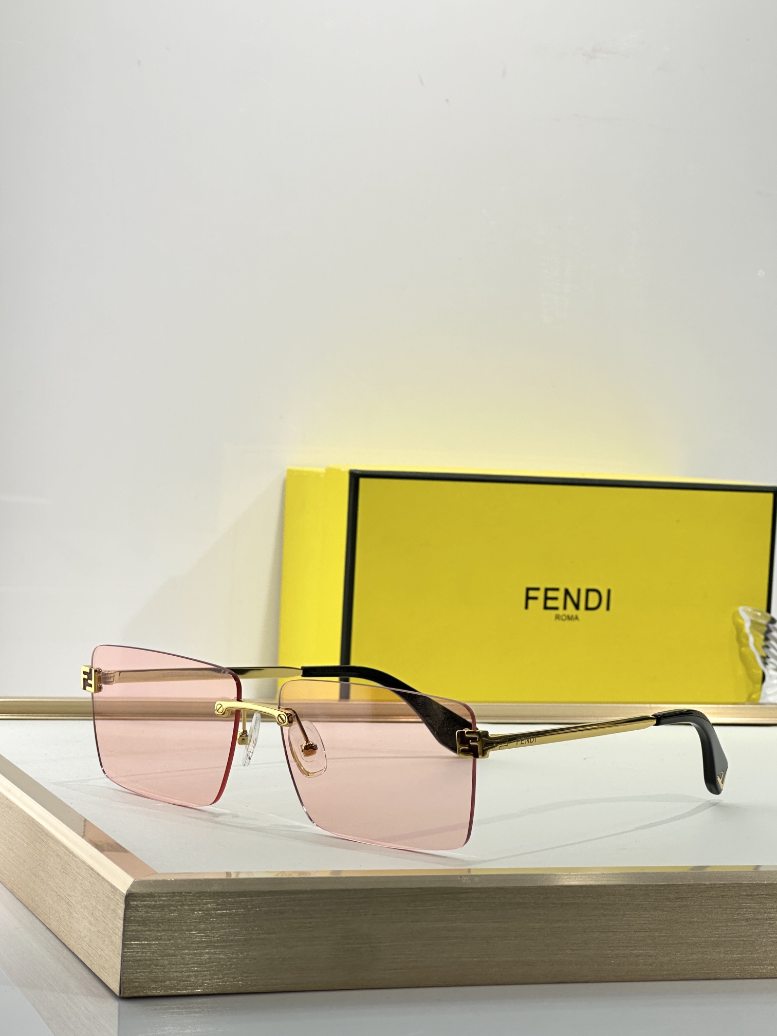  FENDI
MODEL：FE40165U
SIZE：60口14-140
