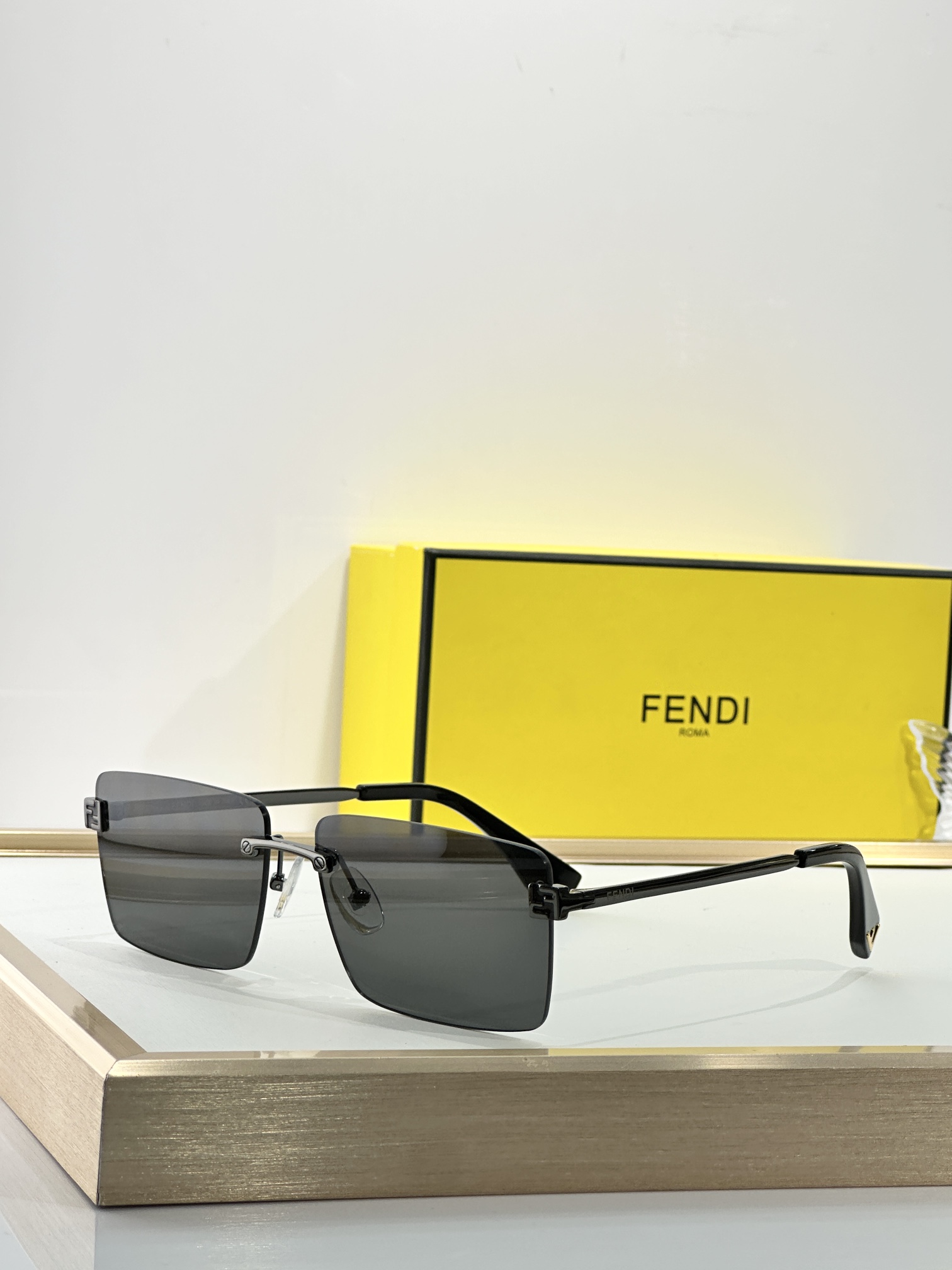  FENDI
MODEL：FE40165U
SIZE：60口14-140
