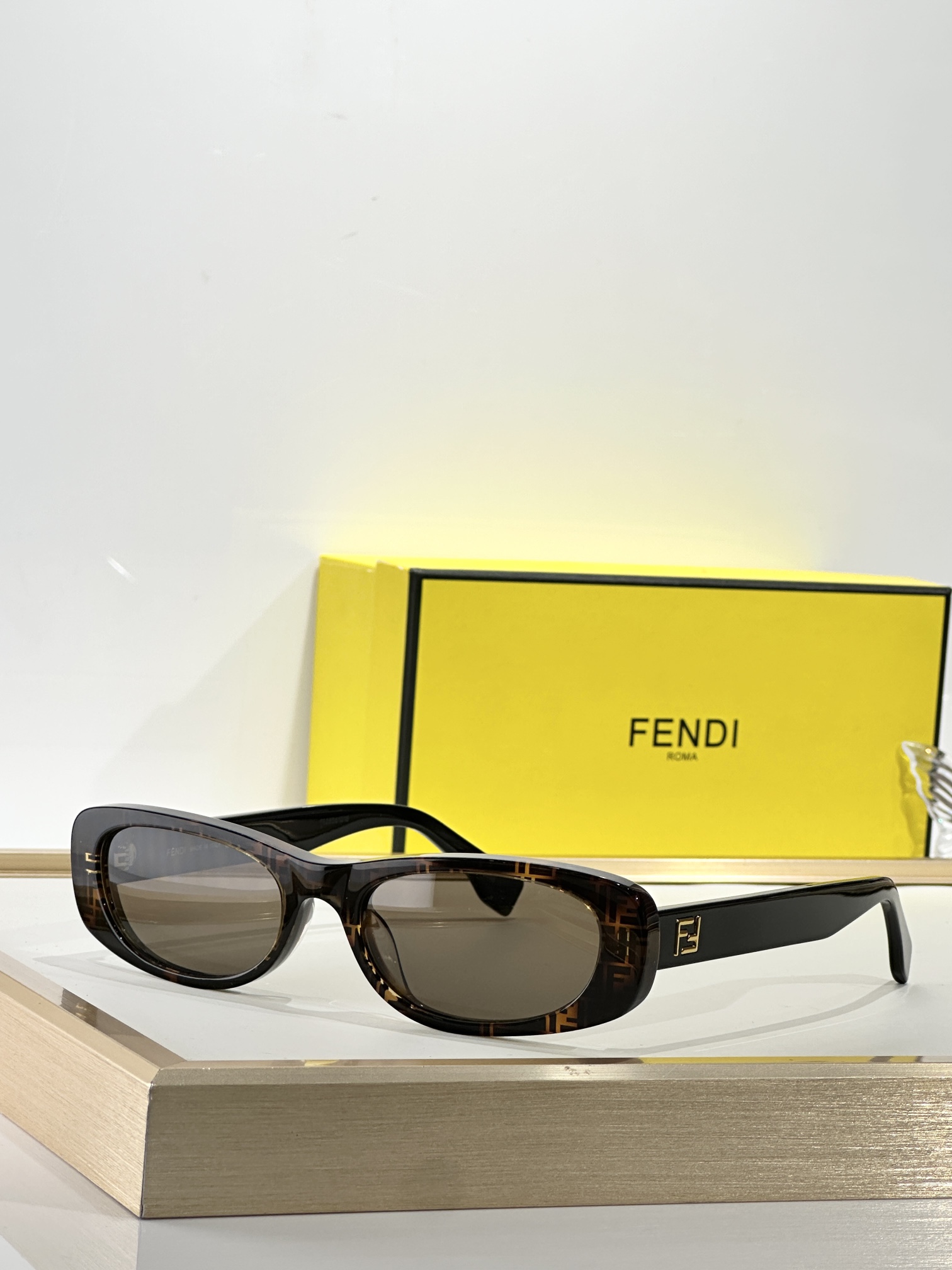  FENDI
MODEL：FE40183I
SIZE：53口19-145
