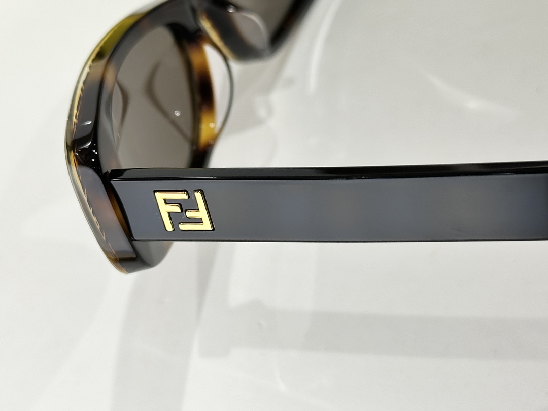  FENDI
MODEL：FE40183I
SIZE：53口19-145
