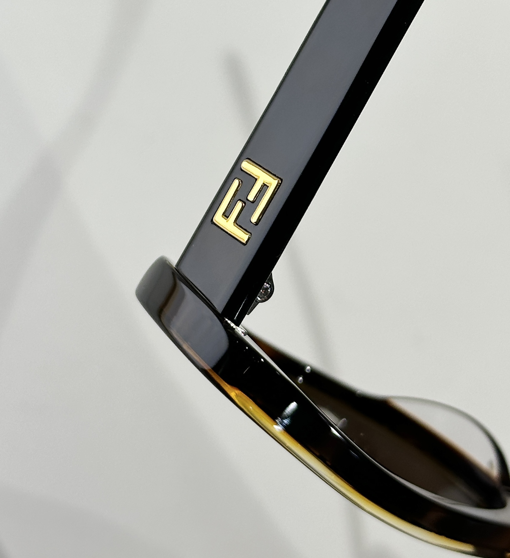  FENDI
MODEL：FE40183I
SIZE：53口19-145
