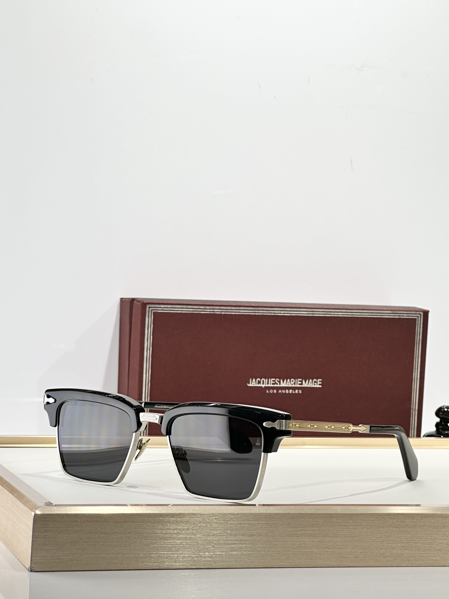 Jacques Marie Mage全网售罄 限量发售独特典藏之作经典的 50 年代风格组合眼镜，具有突