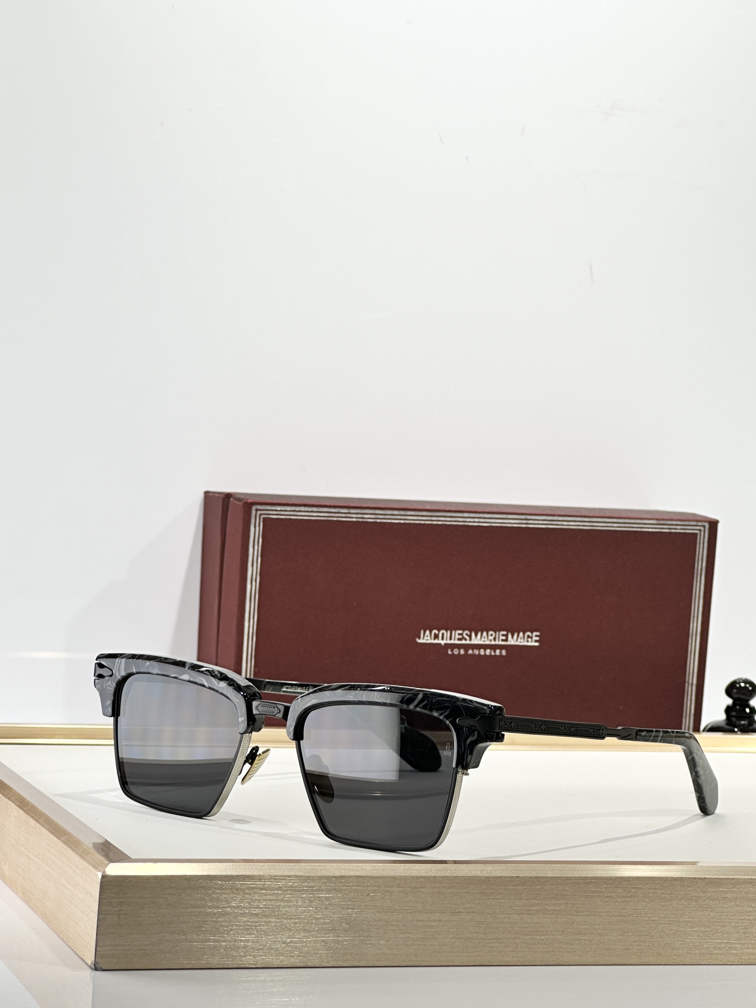 Jacques Marie Mage全网售罄 限量发售独特典藏之作经典的 50 年代风格组合眼镜，具有突