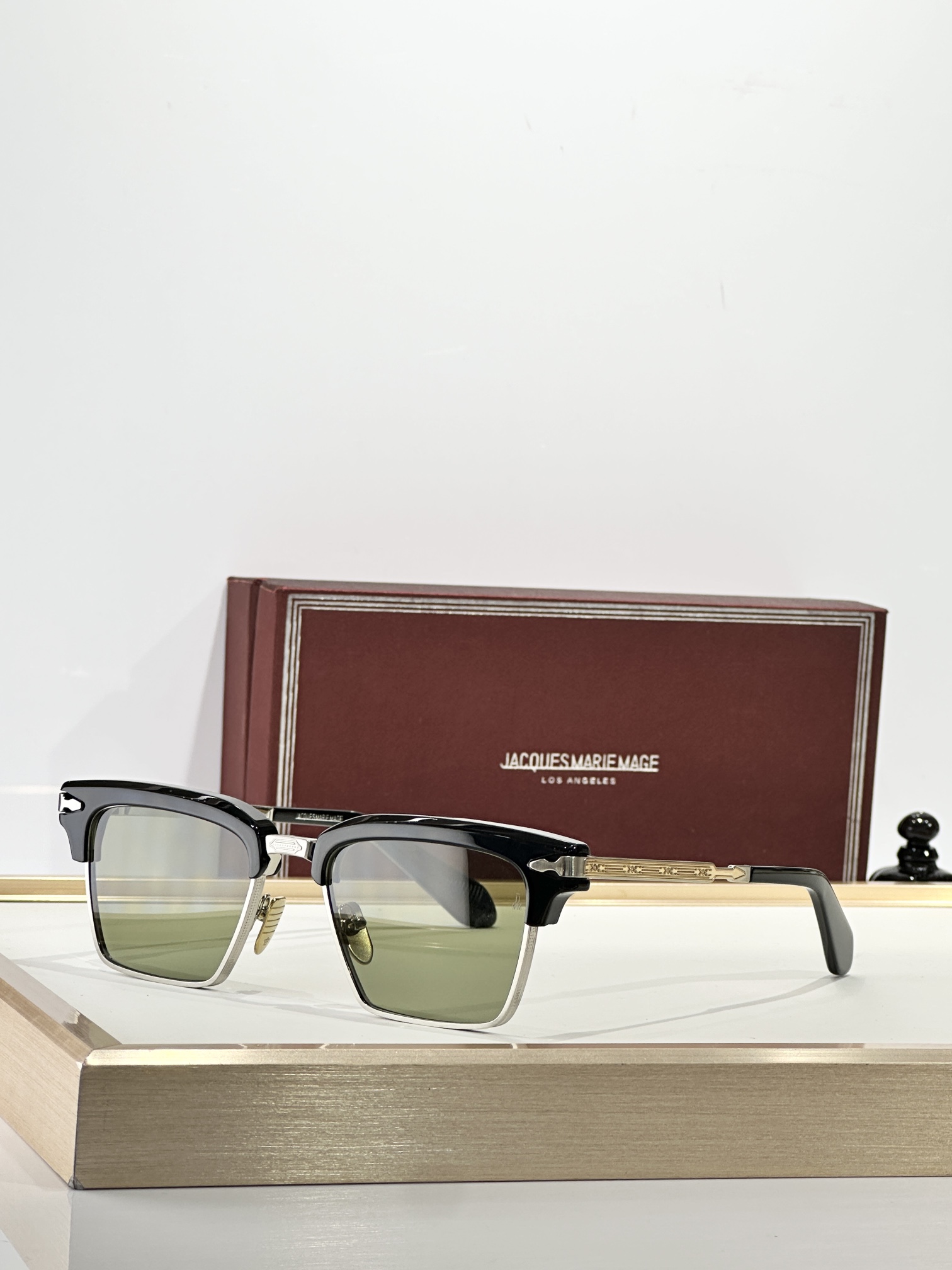 Jacques Marie Mage全网售罄 限量发售独特典藏之作经典的 50 年代风格组合眼镜，具有突
