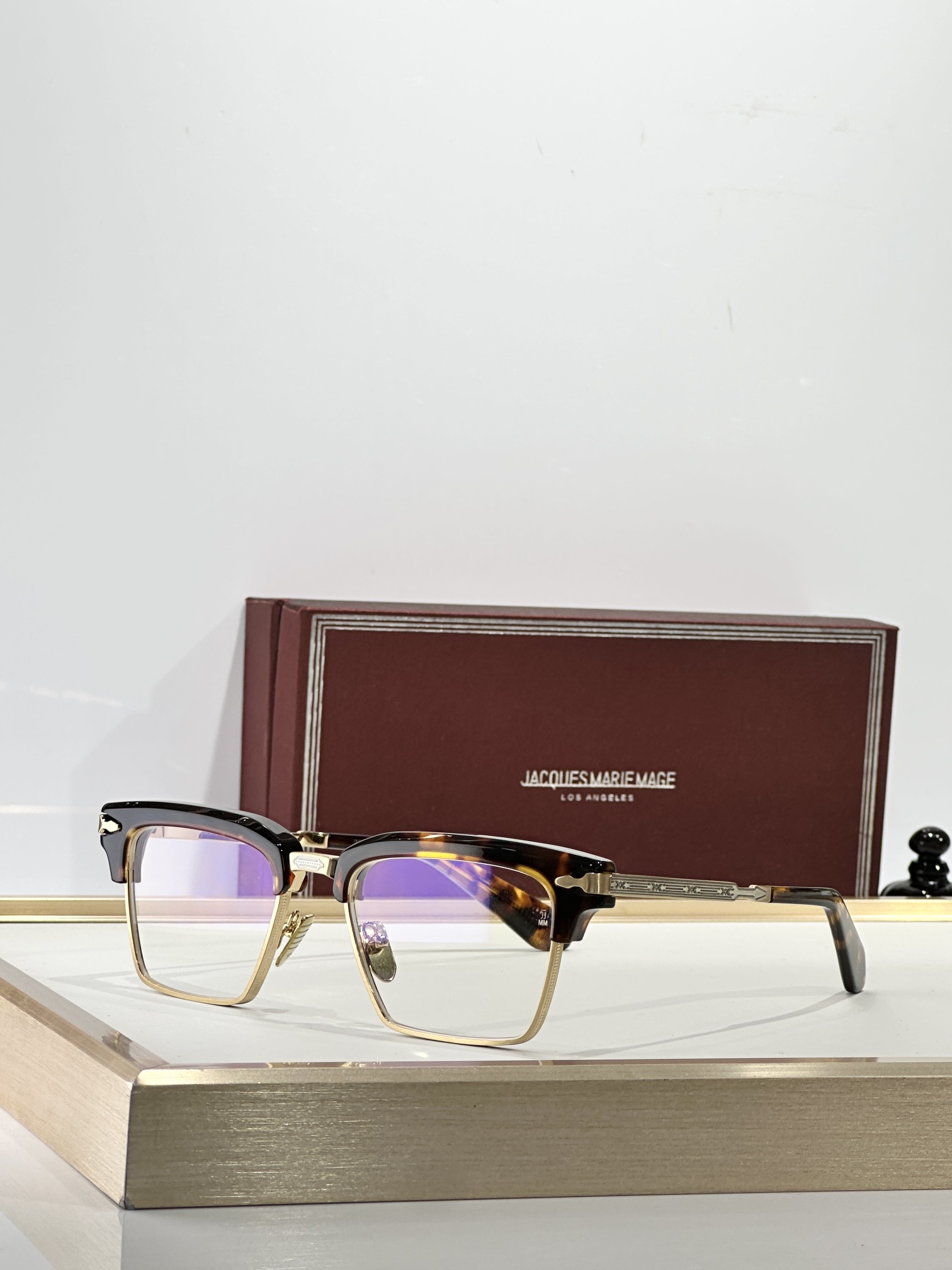 Jacques Marie Mage全网售罄 限量发售独特典藏之作经典的 50 年代风格组合眼镜，具有突