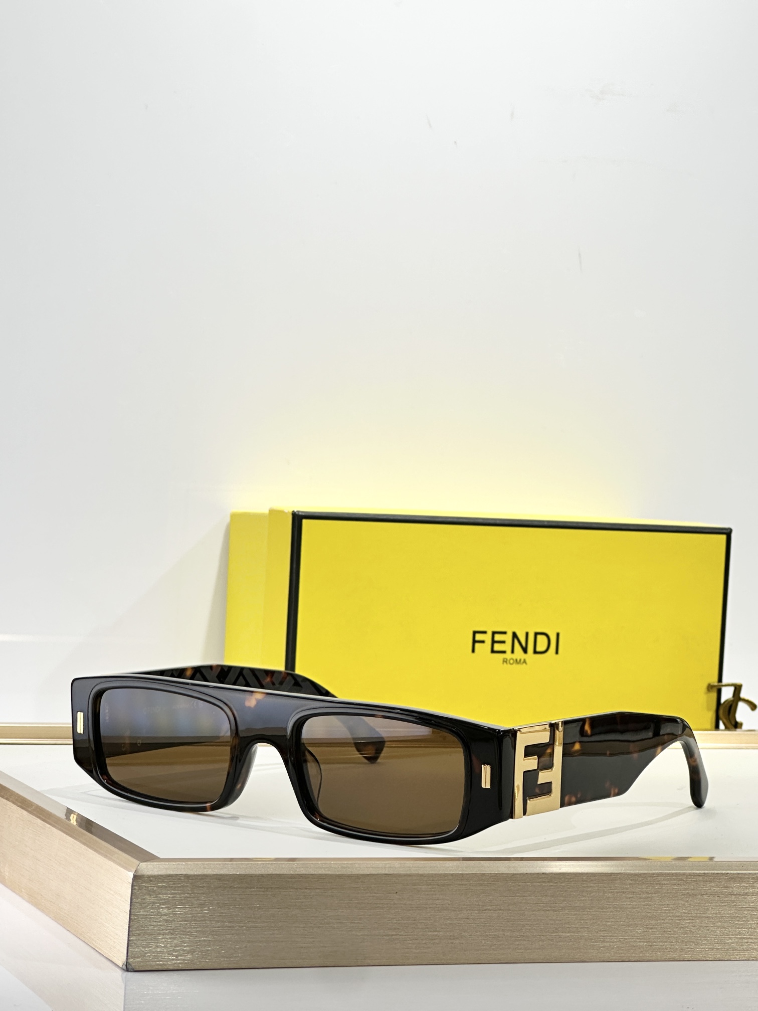FENDIMOD：FE40587Size：54口23 145