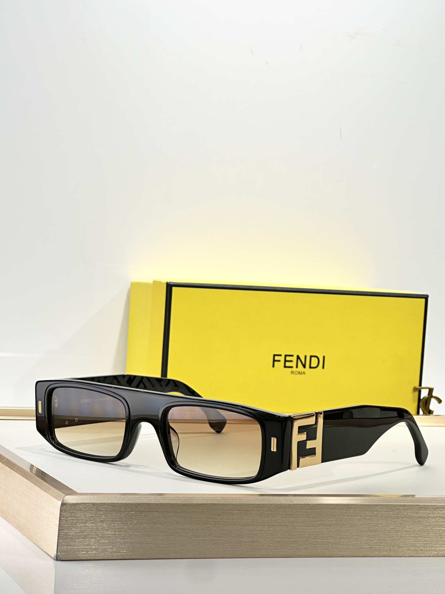 FENDIMOD：FE40587Size：54口23 145