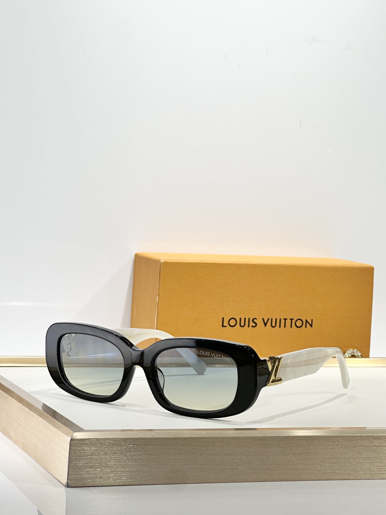 Louis Vuitto*MODEL:Z3013USIZE：54口19-140