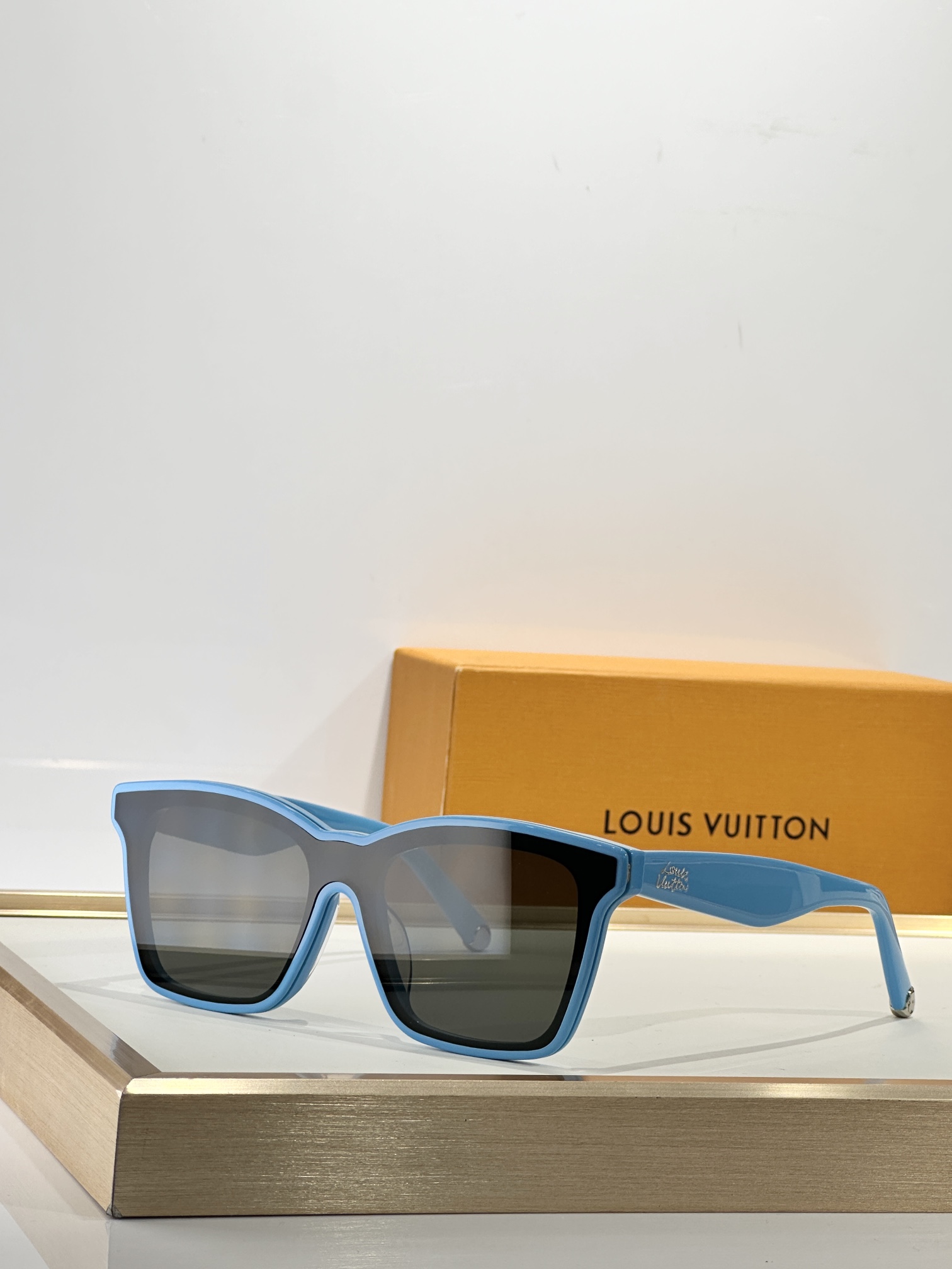 LOUIS VUITTO*MODEL:Z2970WSIZE：52口19 145