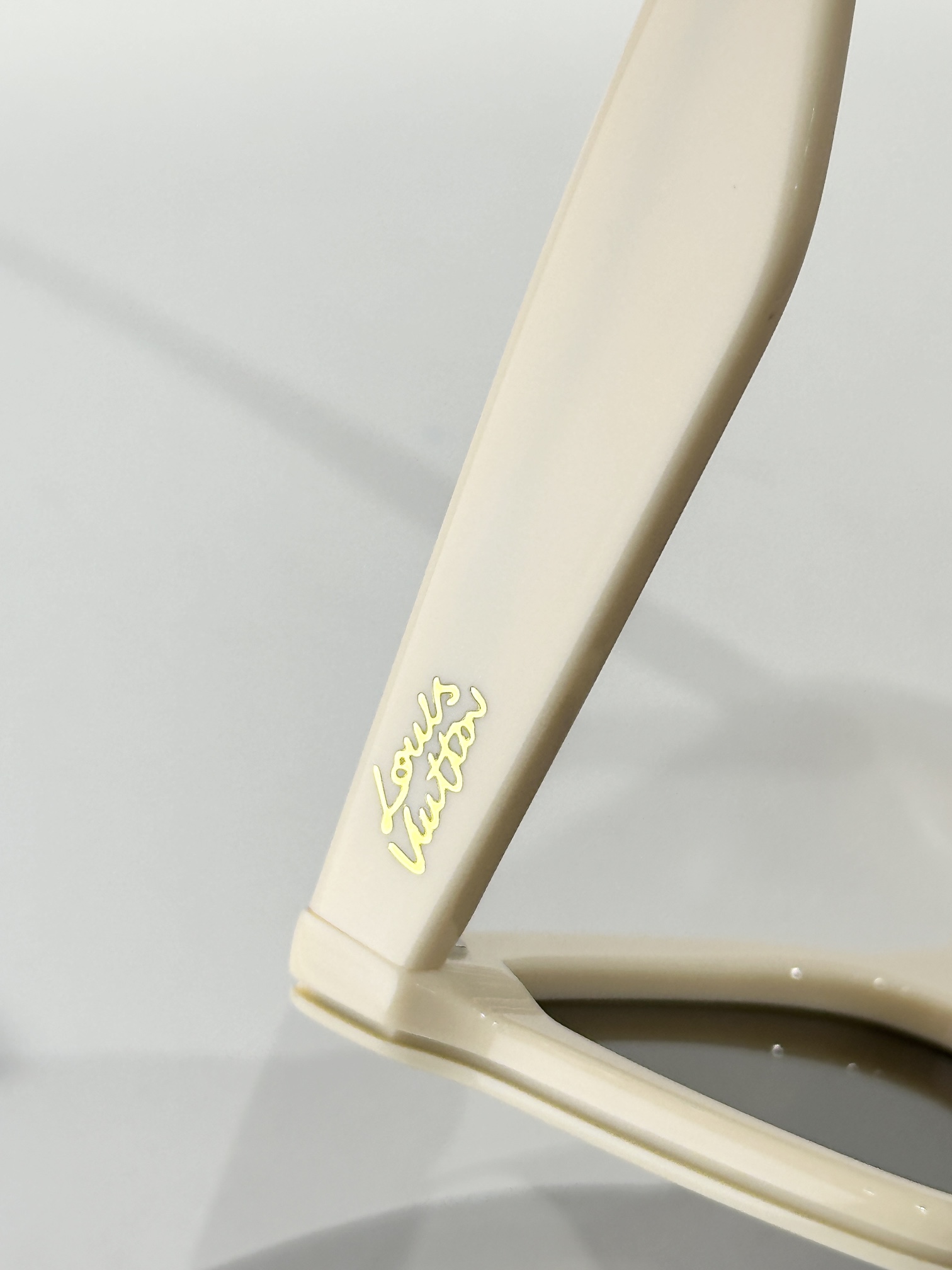 LOUIS VUITTO*MODEL:Z2970WSIZE：52口19 145