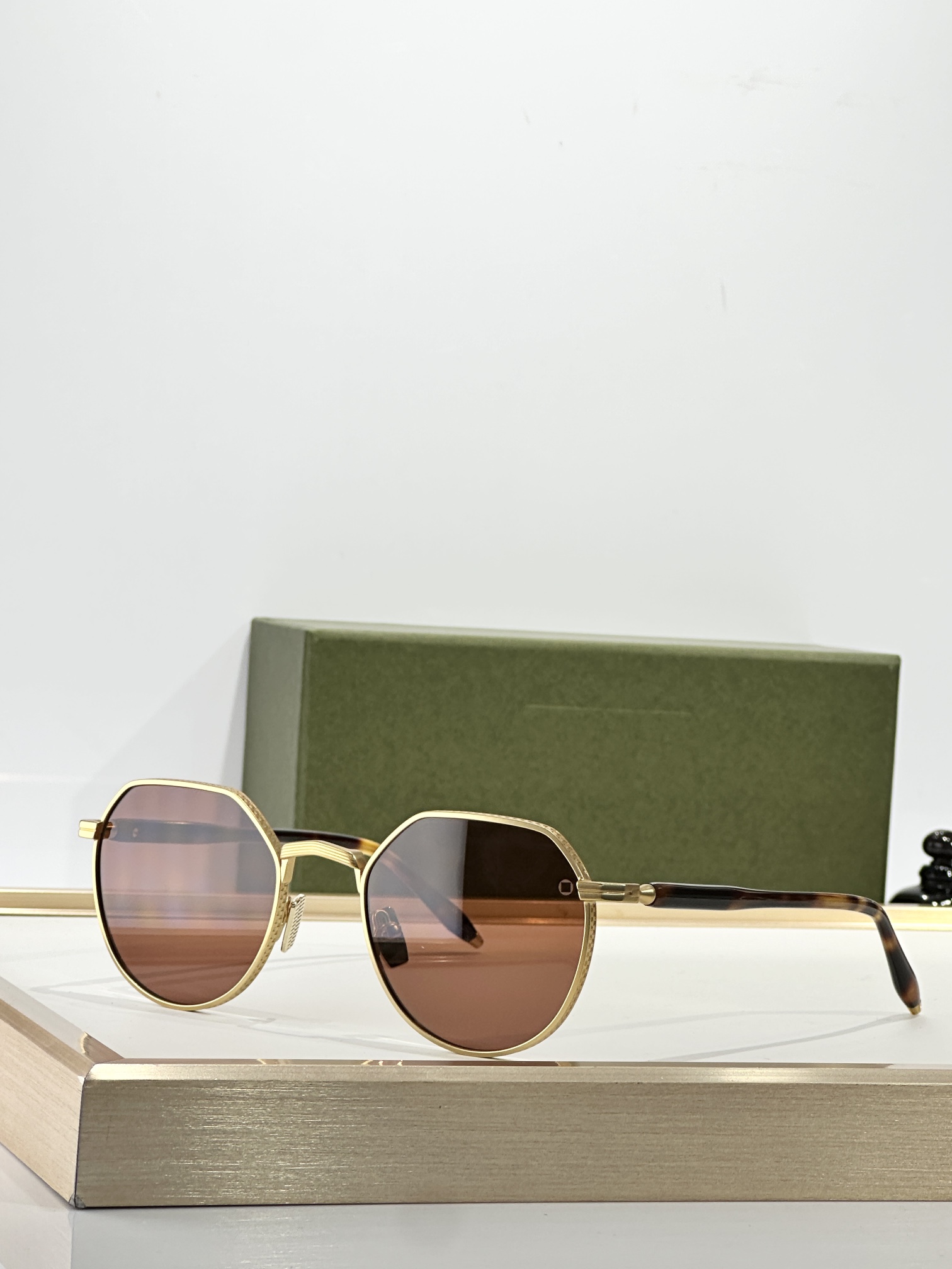 AKONI【未來創新美學設計】Themis以正义和神圣秩序女神命名，其特点是轻盈、永恒的潘托斯形状，外观