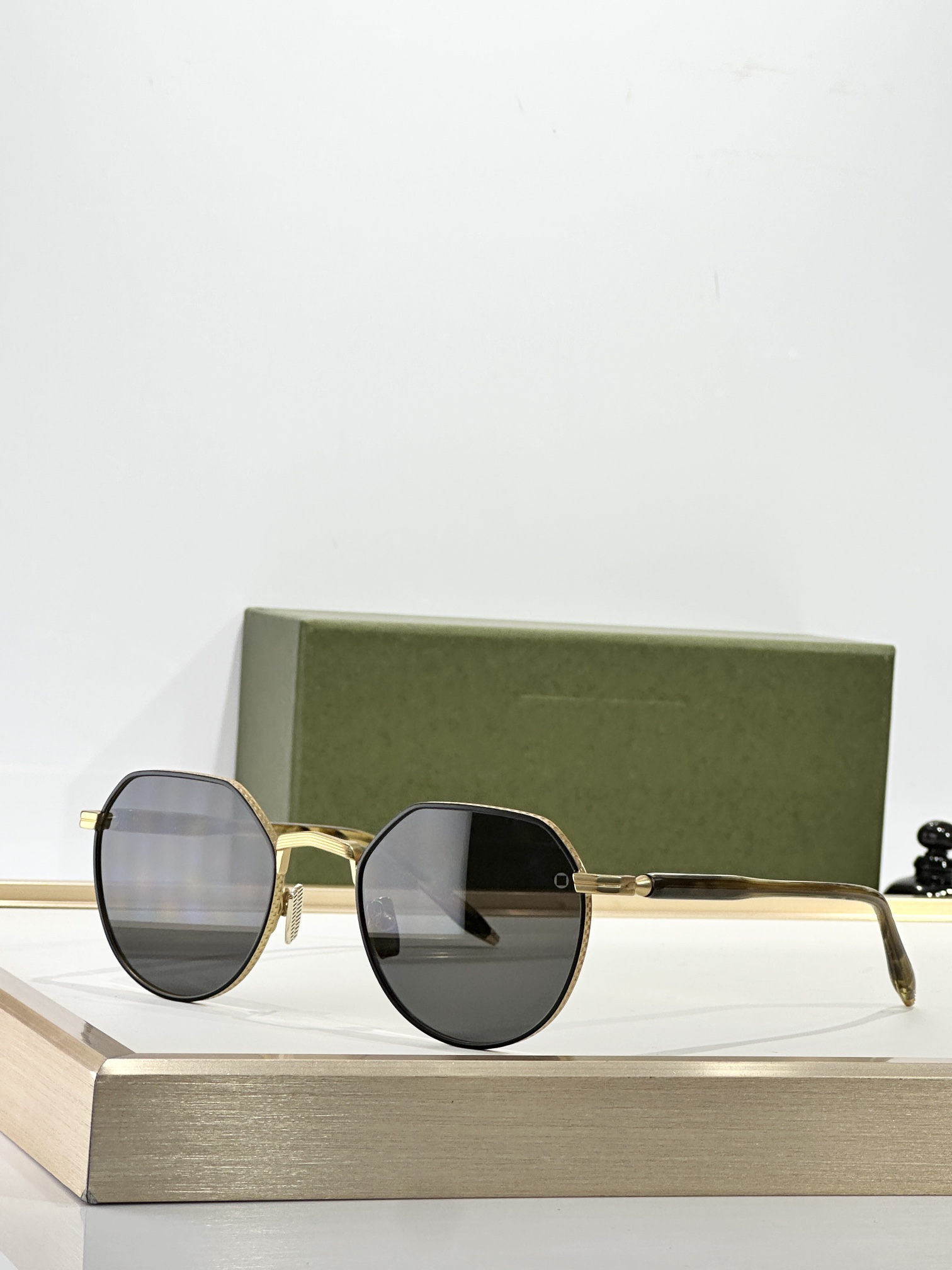 AKONI【未來創新美學設計】Themis以正义和神圣秩序女神命名，其特点是轻盈、永恒的潘托斯形状，外观