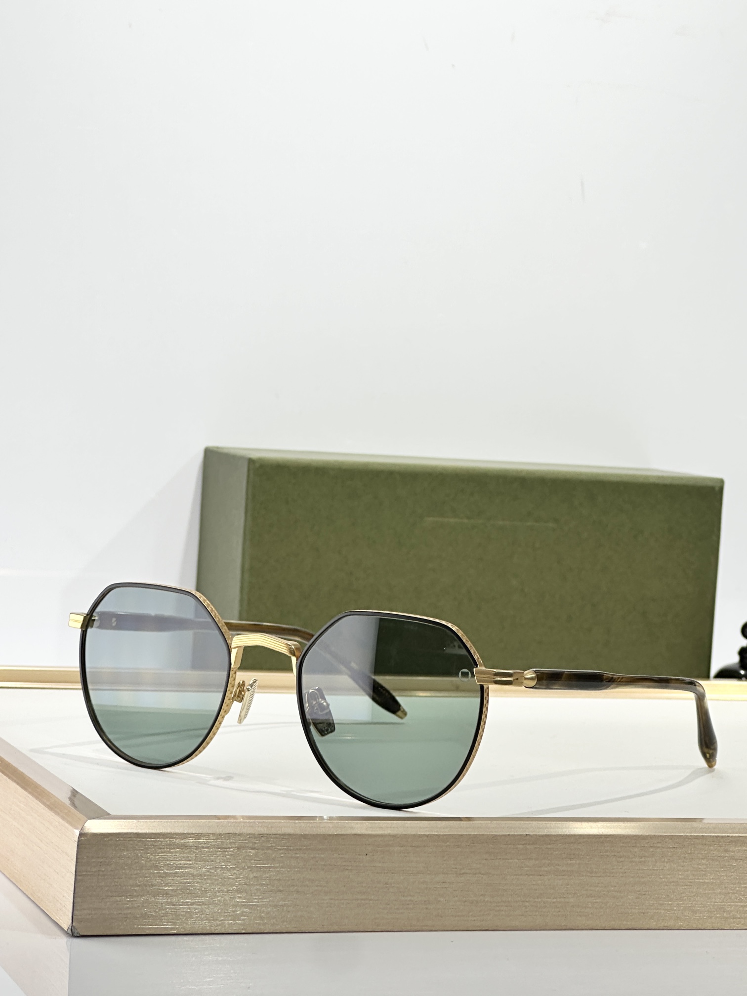 AKONI【未來創新美學設計】Themis以正义和神圣秩序女神命名，其特点是轻盈、永恒的潘托斯形状，外观