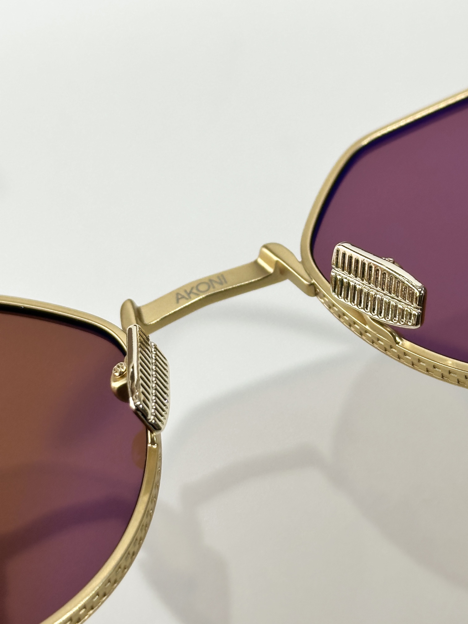 AKONI【未來創新美學設計】Themis以正义和神圣秩序女神命名，其特点是轻盈、永恒的潘托斯形状，外观