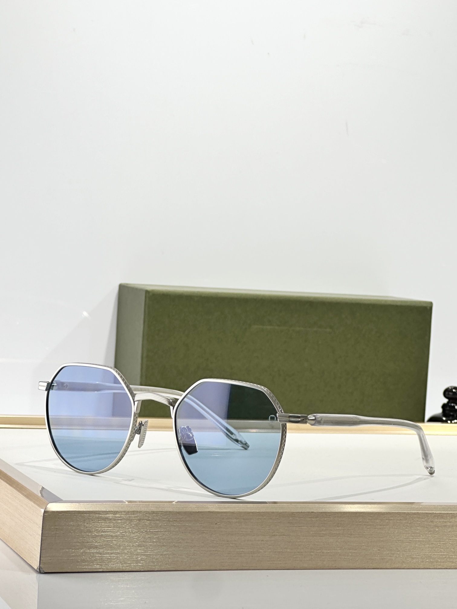 AKONI【未來創新美學設計】Themis以正义和神圣秩序女神命名，其特点是轻盈、永恒的潘托斯形状，外观