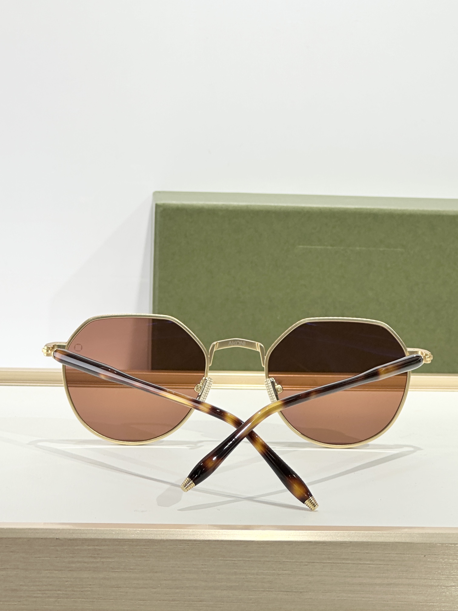 AKONI【未來創新美學設計】Themis以正义和神圣秩序女神命名，其特点是轻盈、永恒的潘托斯形状，外观