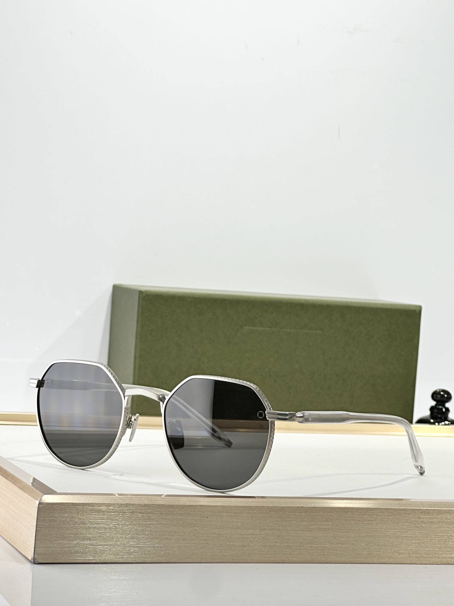 AKONI【未來創新美學設計】Themis以正义和神圣秩序女神命名，其特点是轻盈、永恒的潘托斯形状，外观