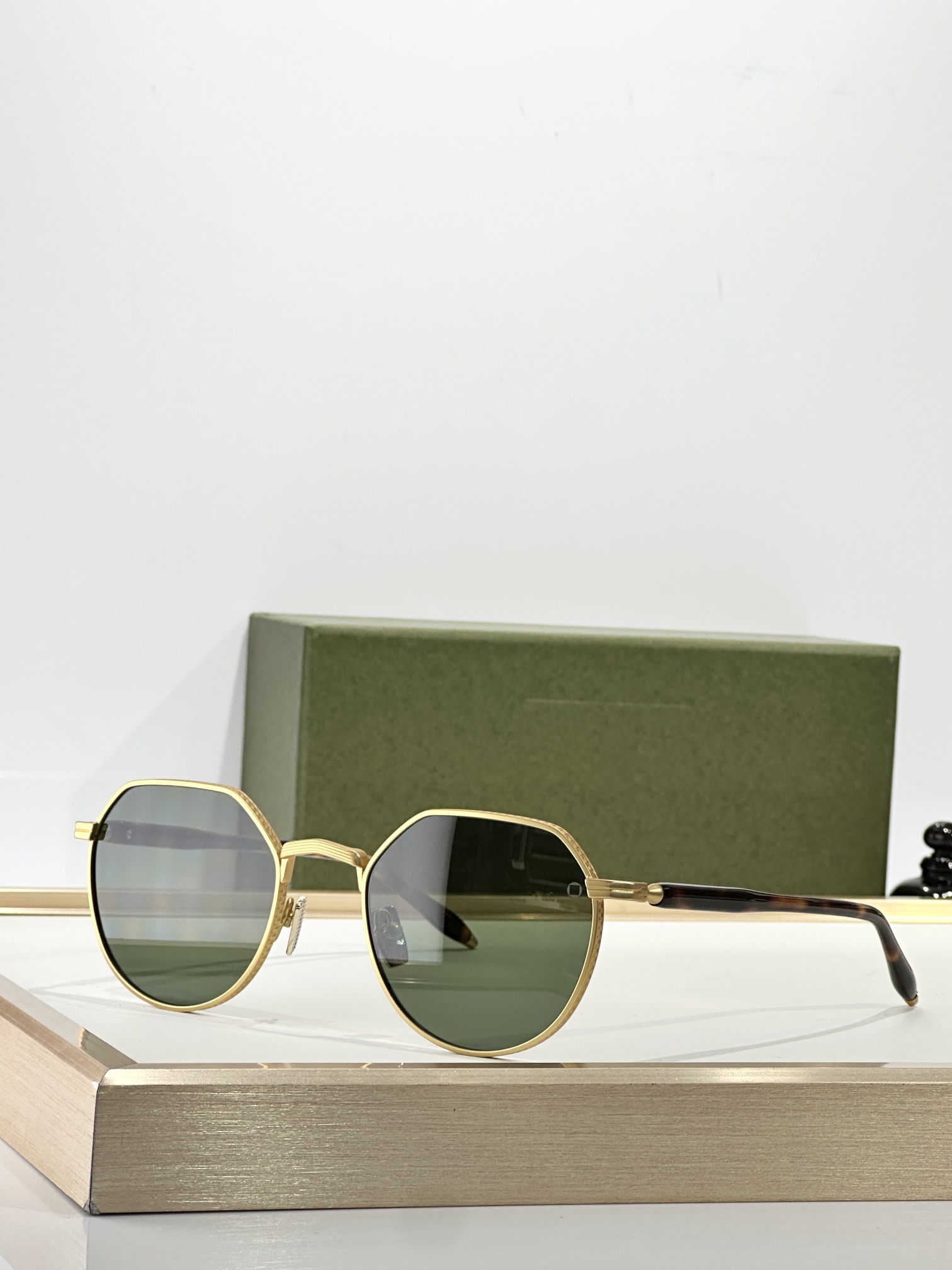 AKONI【未來創新美學設計】Themis以正义和神圣秩序女神命名，其特点是轻盈、永恒的潘托斯形状，外观