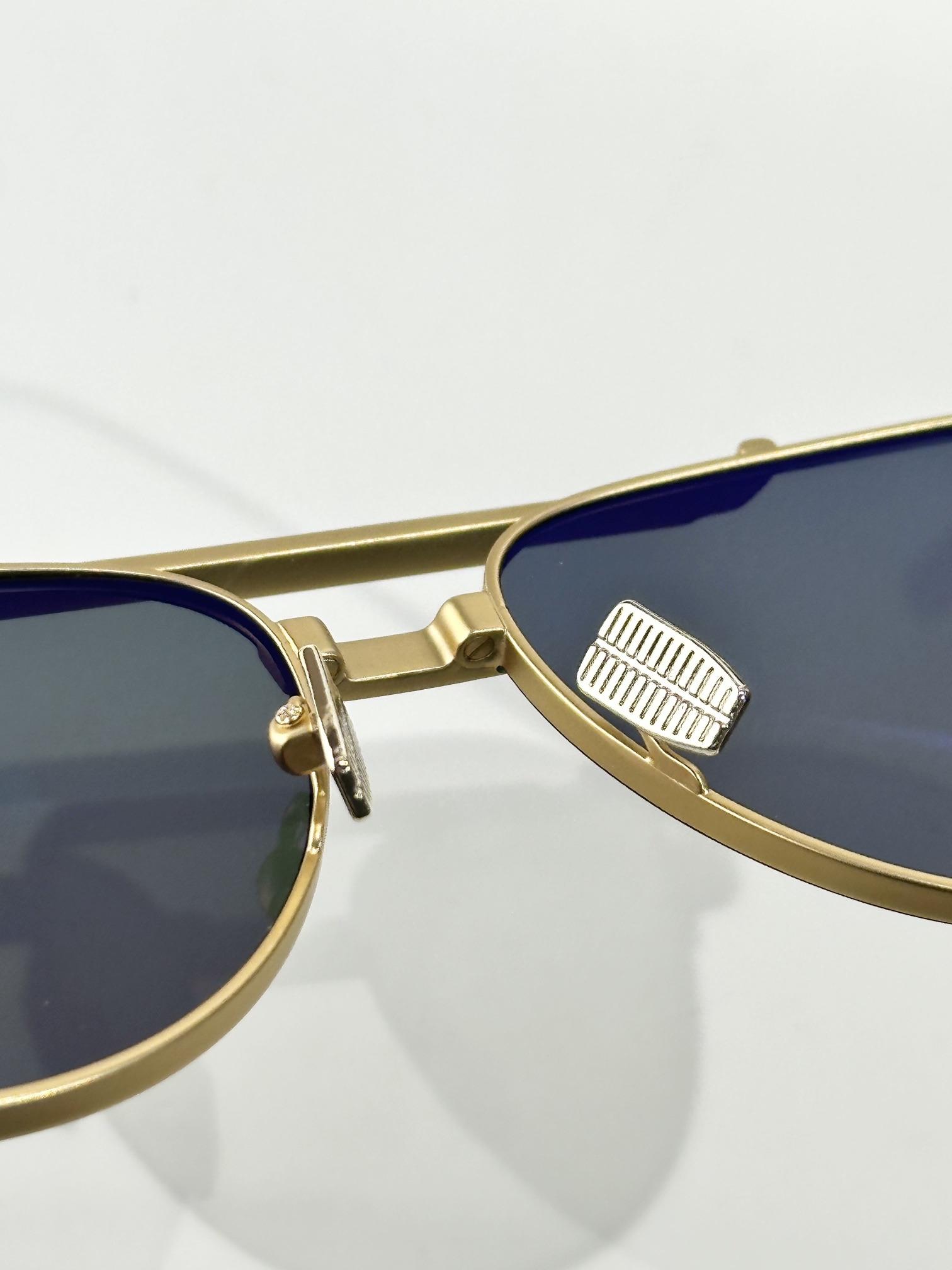 AKONI【未來創新美學設計】'HELIOS'以古希臘太陽神命名，將精緻與雋永的設計融為一體。全新推出的