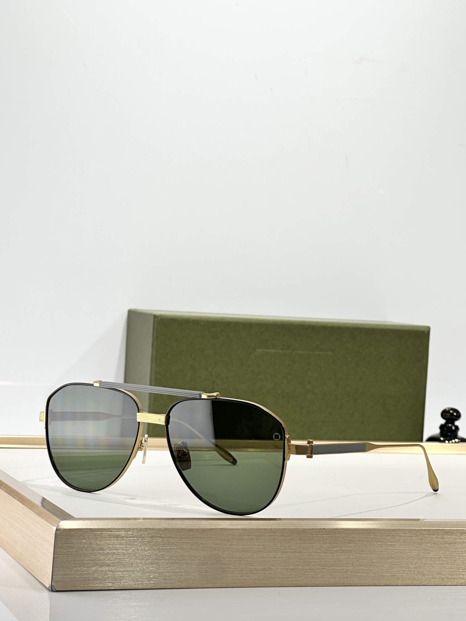 AKONI【未來創新美學設計】'HELIOS'以古希臘太陽神命名，將精緻與雋永的設計融為一體。全新推出的