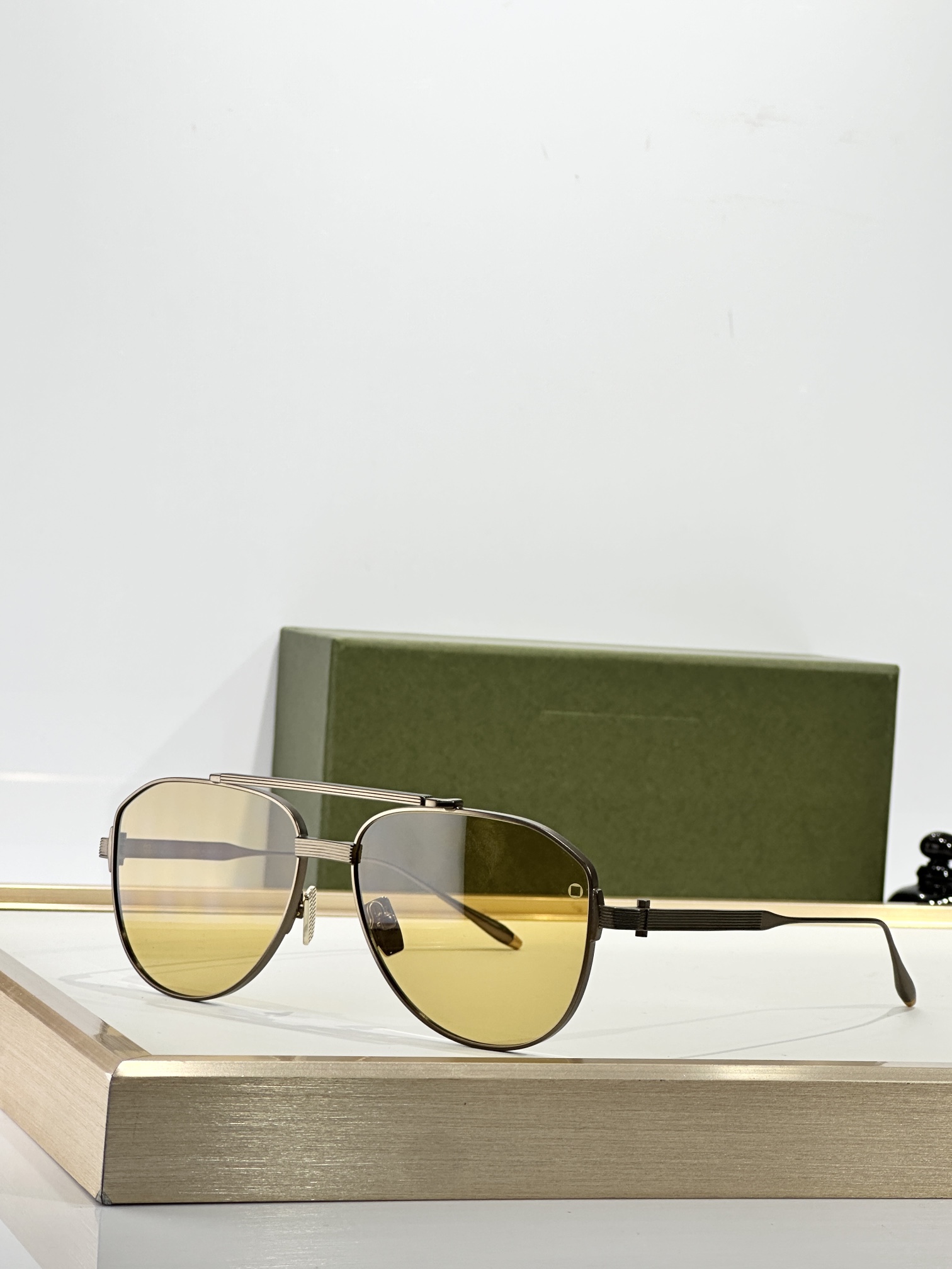 AKONI【未來創新美學設計】'HELIOS'以古希臘太陽神命名，將精緻與雋永的設計融為一體。全新推出的