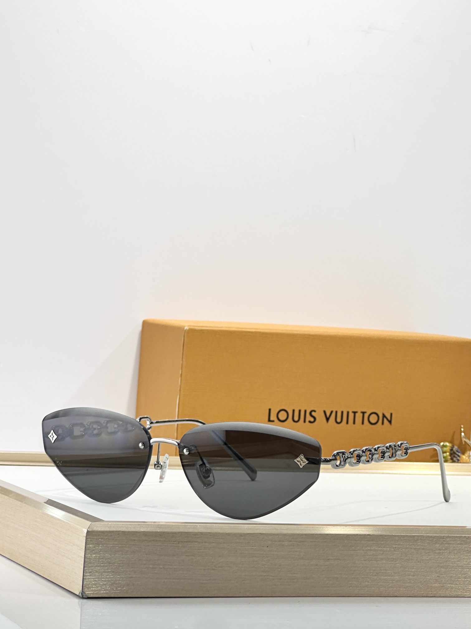 LOUIS VUITTONMODEL：Z3015USIZE：61口15-140