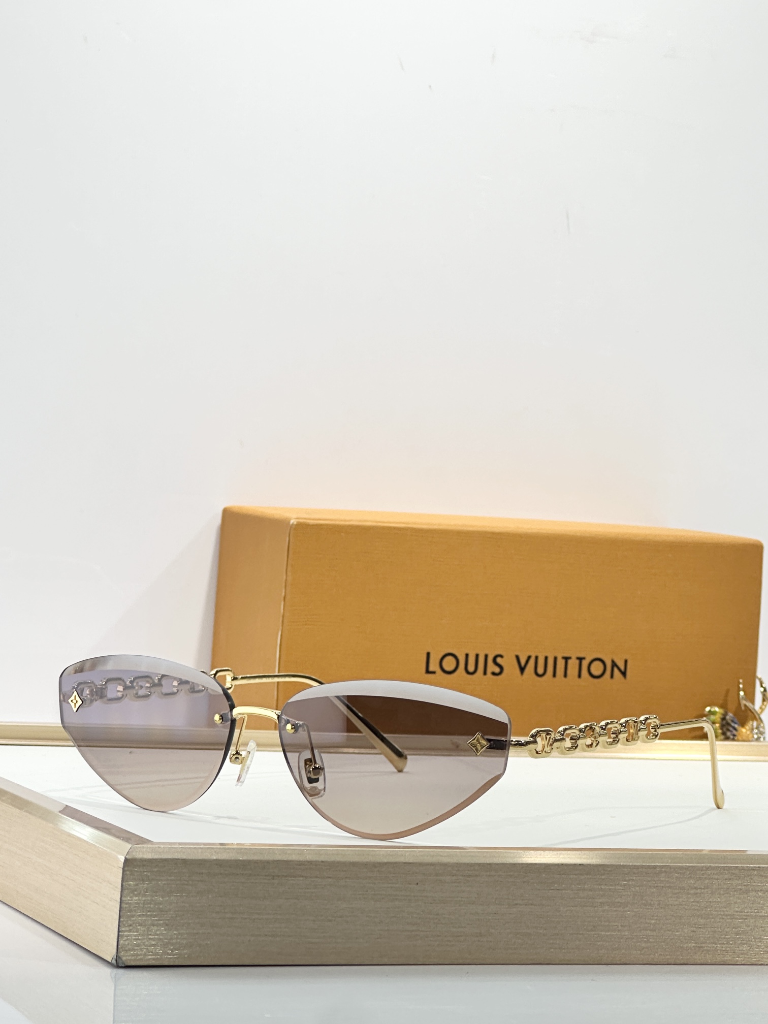 LOUIS VUITTONMODEL：Z3015USIZE：61口15-140
