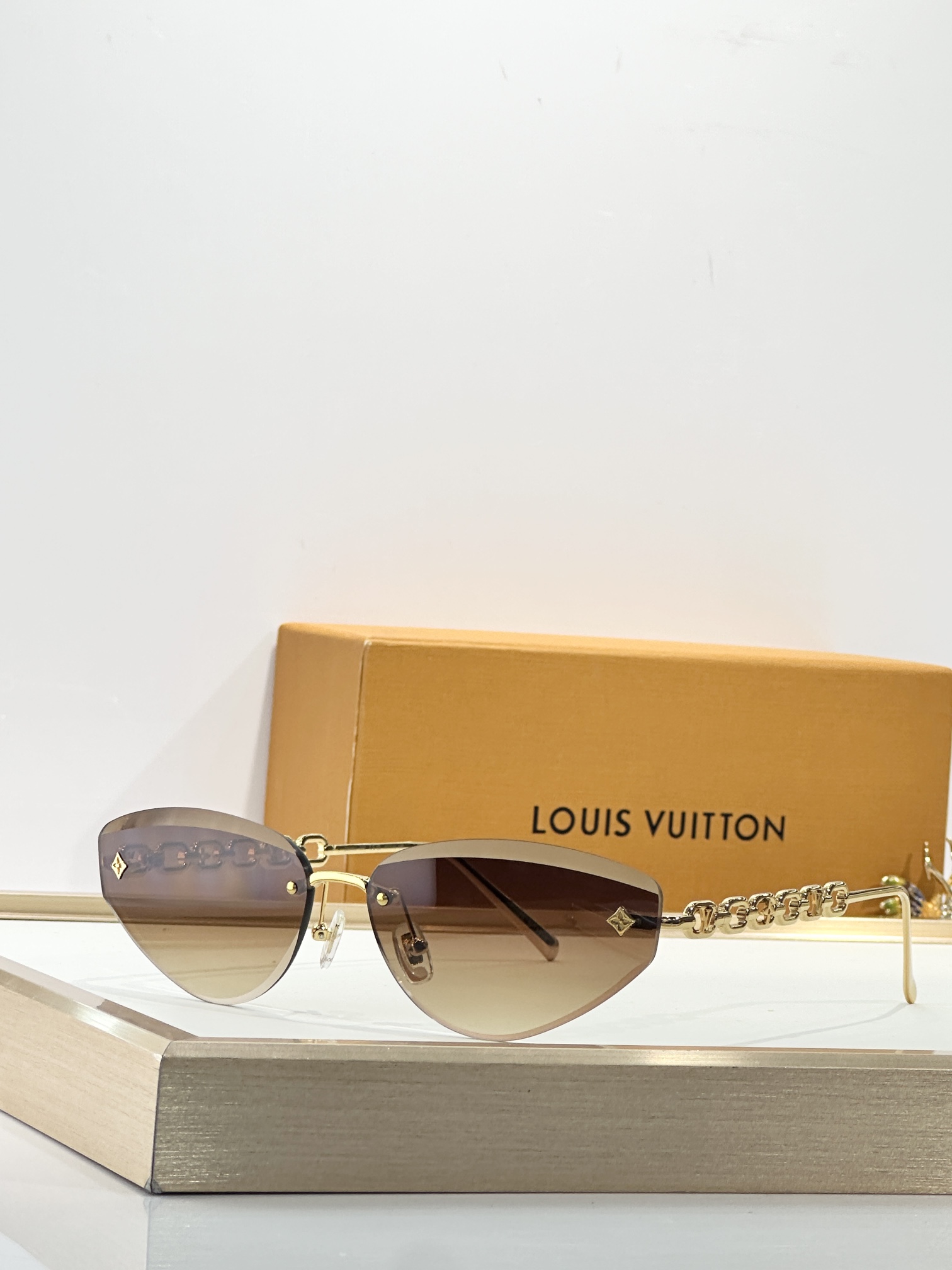 LOUIS VUITTONMODEL：Z3015USIZE：61口15-140