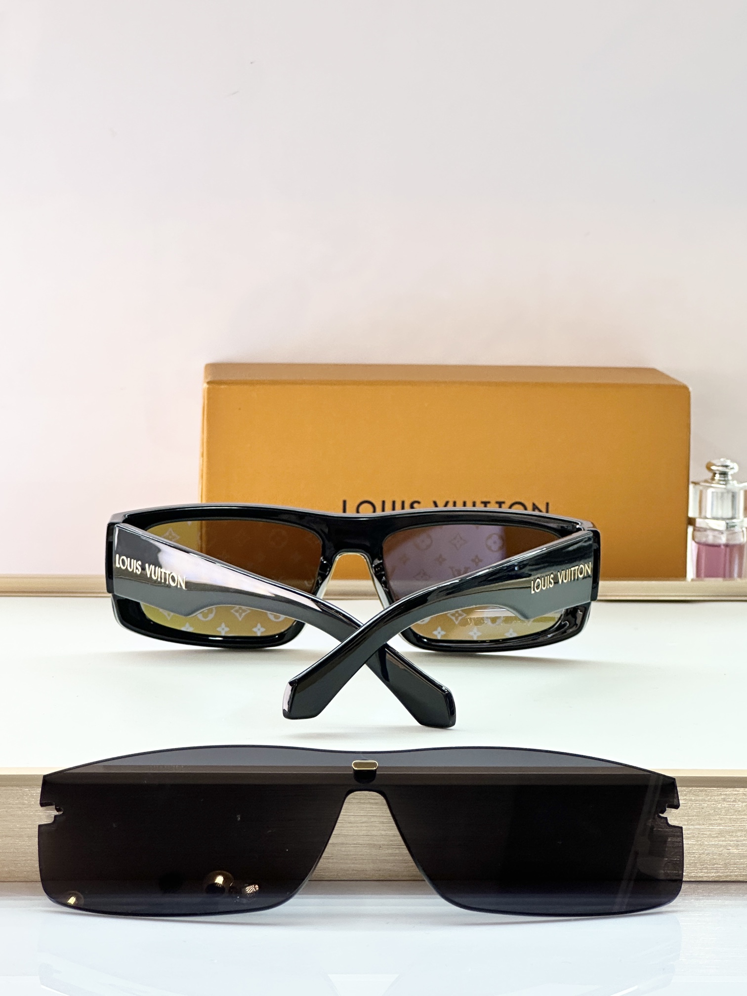 LOUIS VUITTO*MODEL：Z2057ESIZE：145口0-140