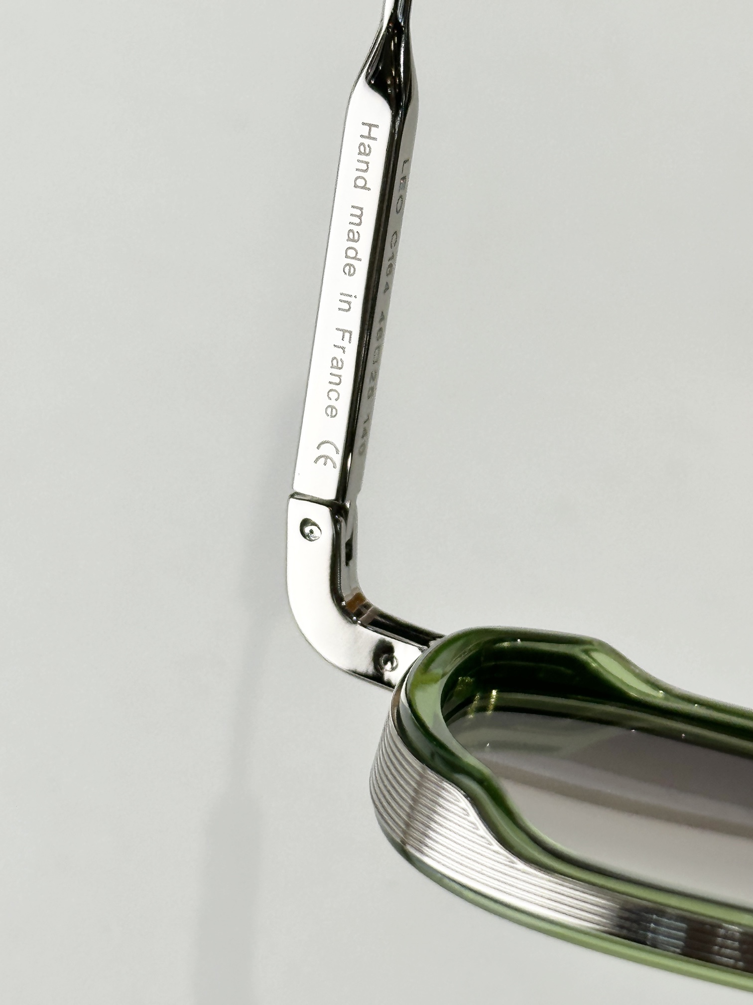 John DaliaMODEL：LEOSIZE：46口25-140盒子另计