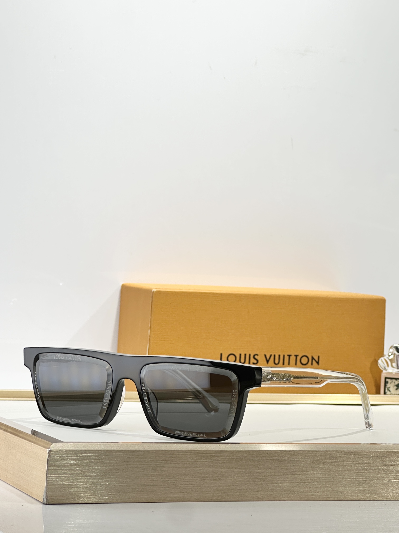 LOUIS VUITTO*MODEL：Z2980USIZE：59口16-145