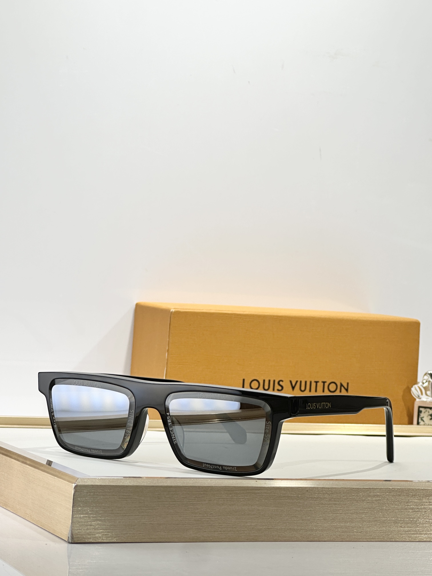 LOUIS VUITTO*MODEL：Z2980USIZE：59口16-145