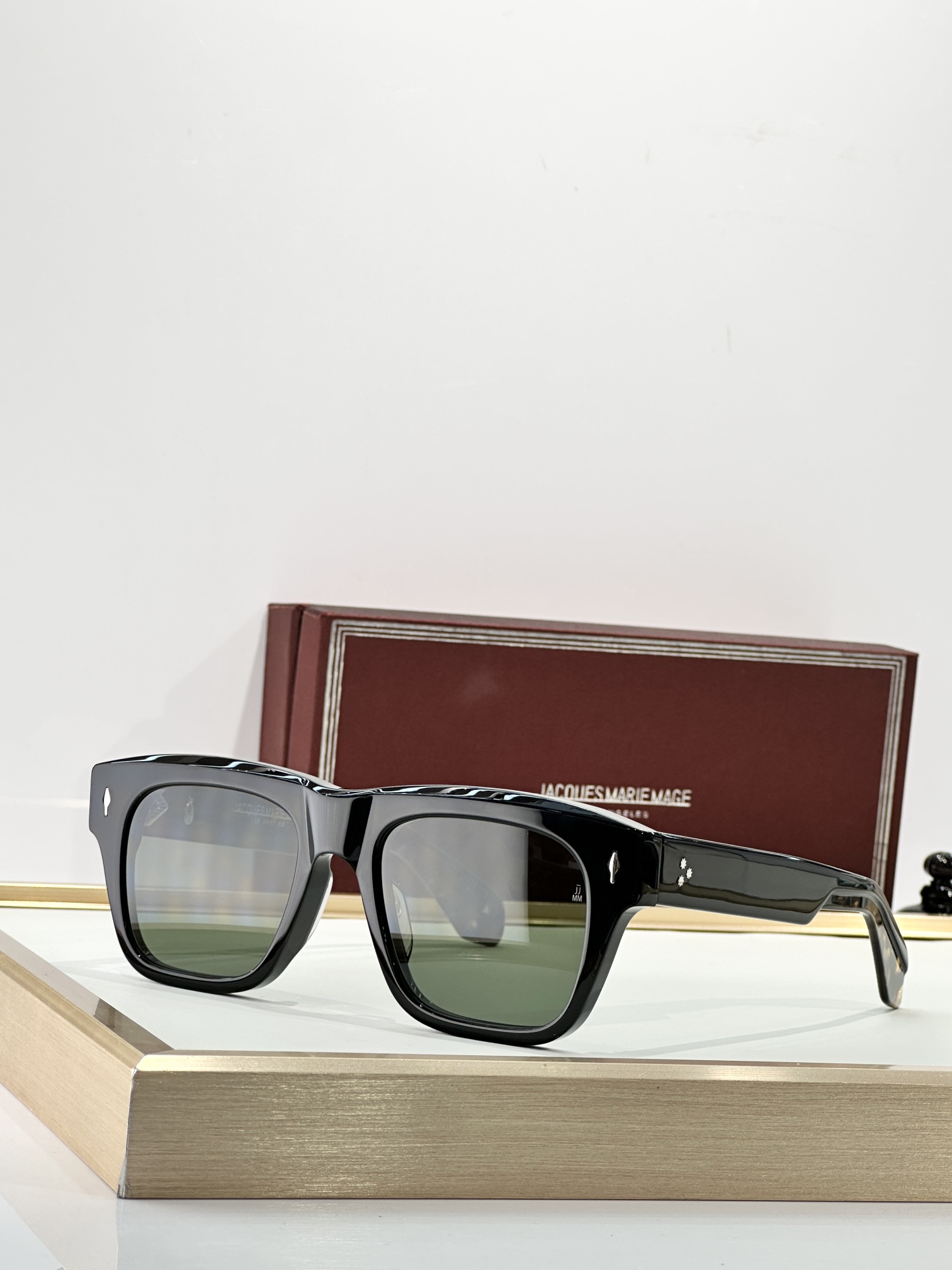 JACQUES MARIE MAGE日本手工眼镜 CASH 太阳镜的设计灵感源自约翰尼·卡什 (John