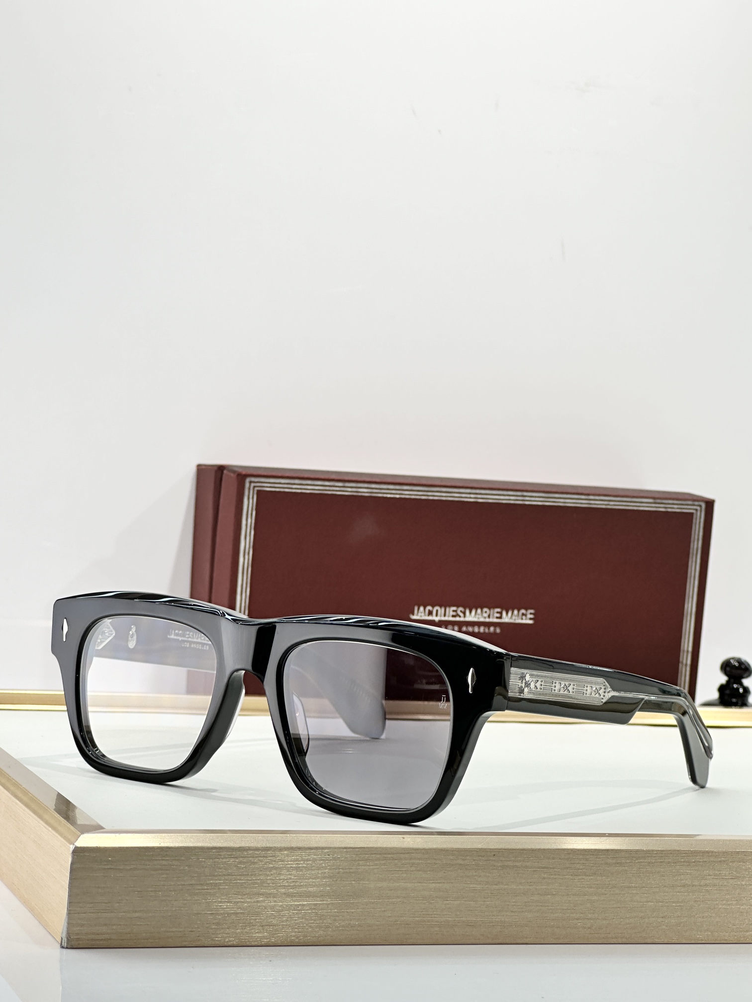 JACQUES MARIE MAGE日本手工眼镜 CASH 太阳镜的设计灵感源自约翰尼·卡什 (John