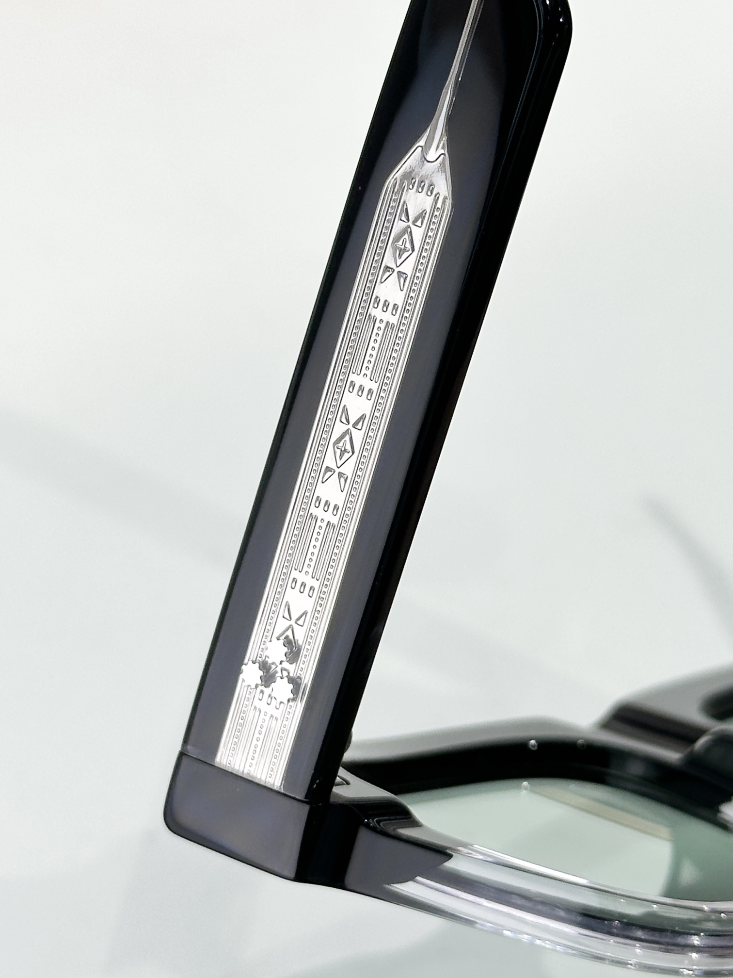 JACQUES MARIE MAGE日本手工眼镜 CASH 太阳镜的设计灵感源自约翰尼·卡什 (John