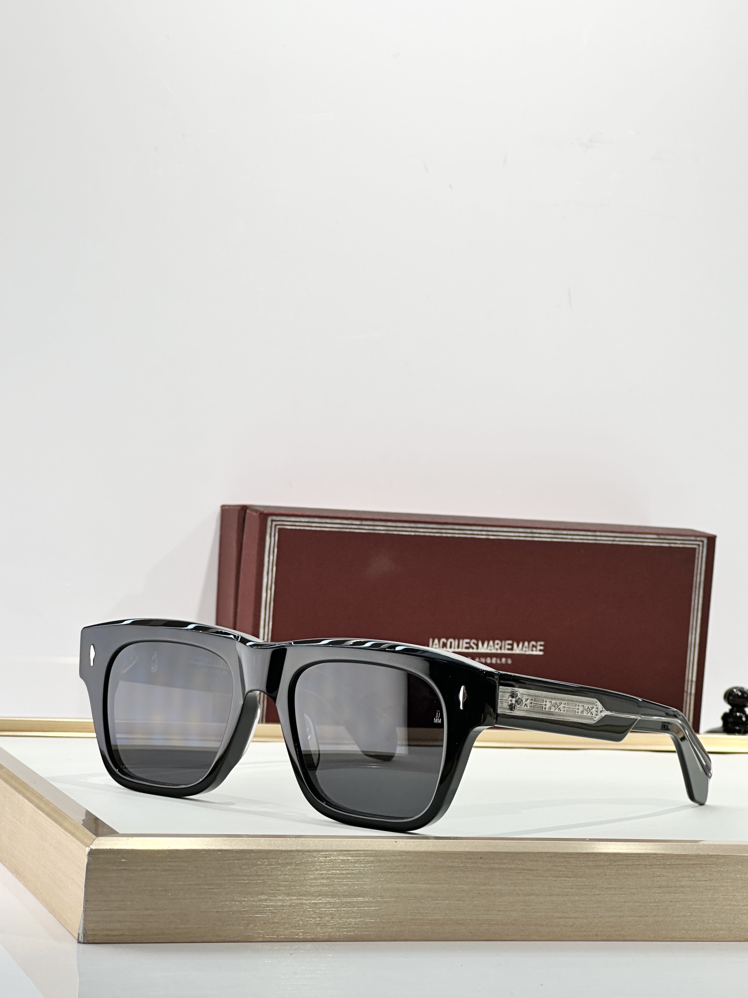 JACQUES MARIE MAGE日本手工眼镜 CASH 太阳镜的设计灵感源自约翰尼·卡什 (John