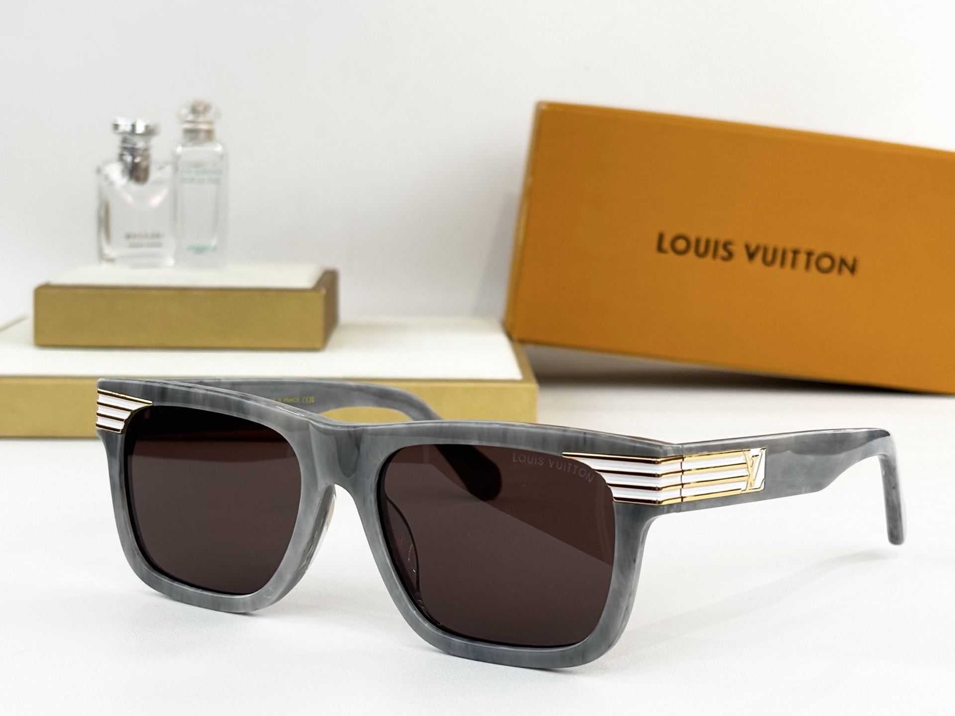 LOUIS VUITTO*MODEL：Z2910USIZE：56口19-145