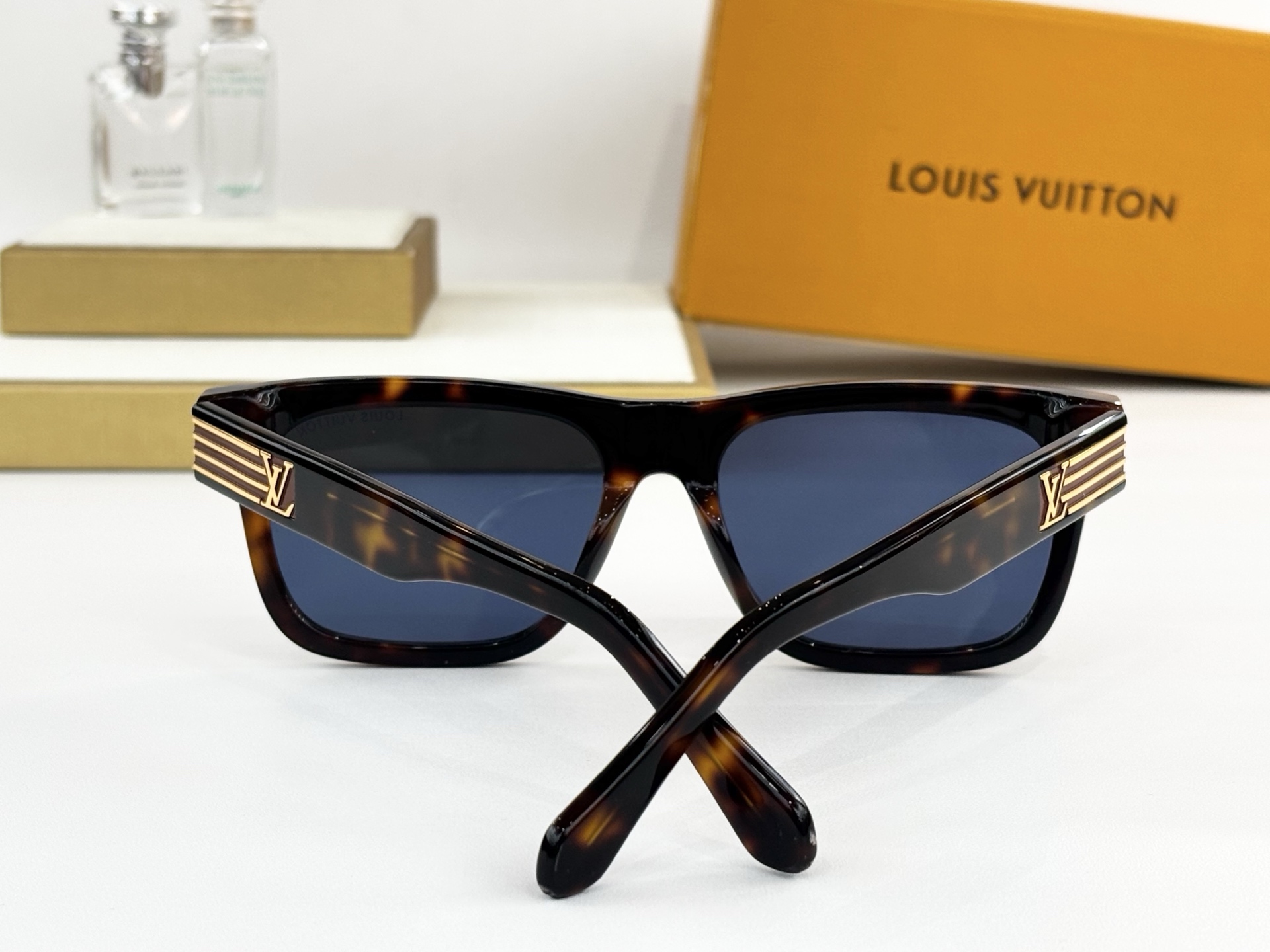 LOUIS VUITTO*MODEL：Z2910USIZE：56口19-145