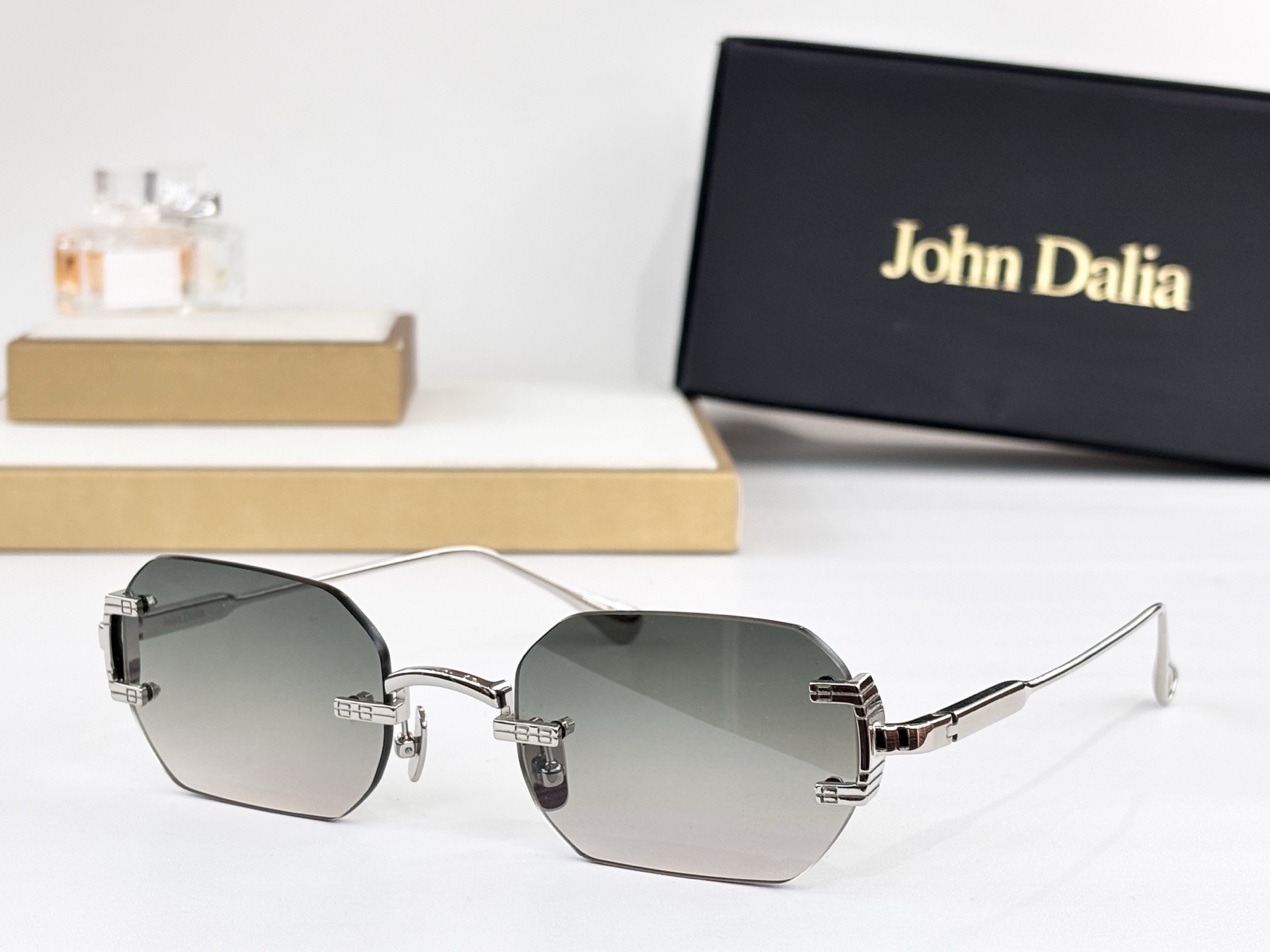 John DailaMODEL: AMARUSIZE: 52口23-145