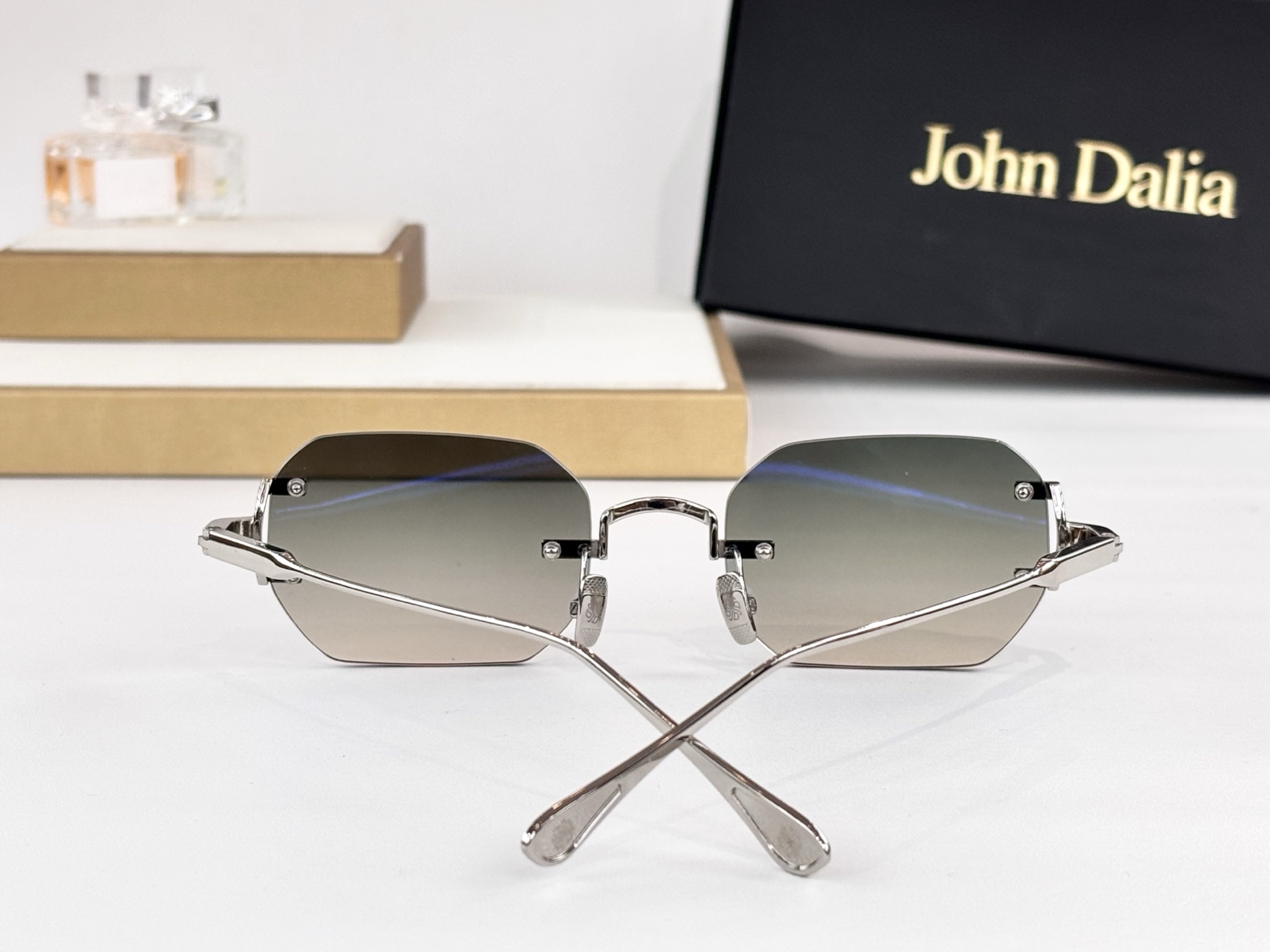 John DailaMODEL: AMARUSIZE: 52口23-145