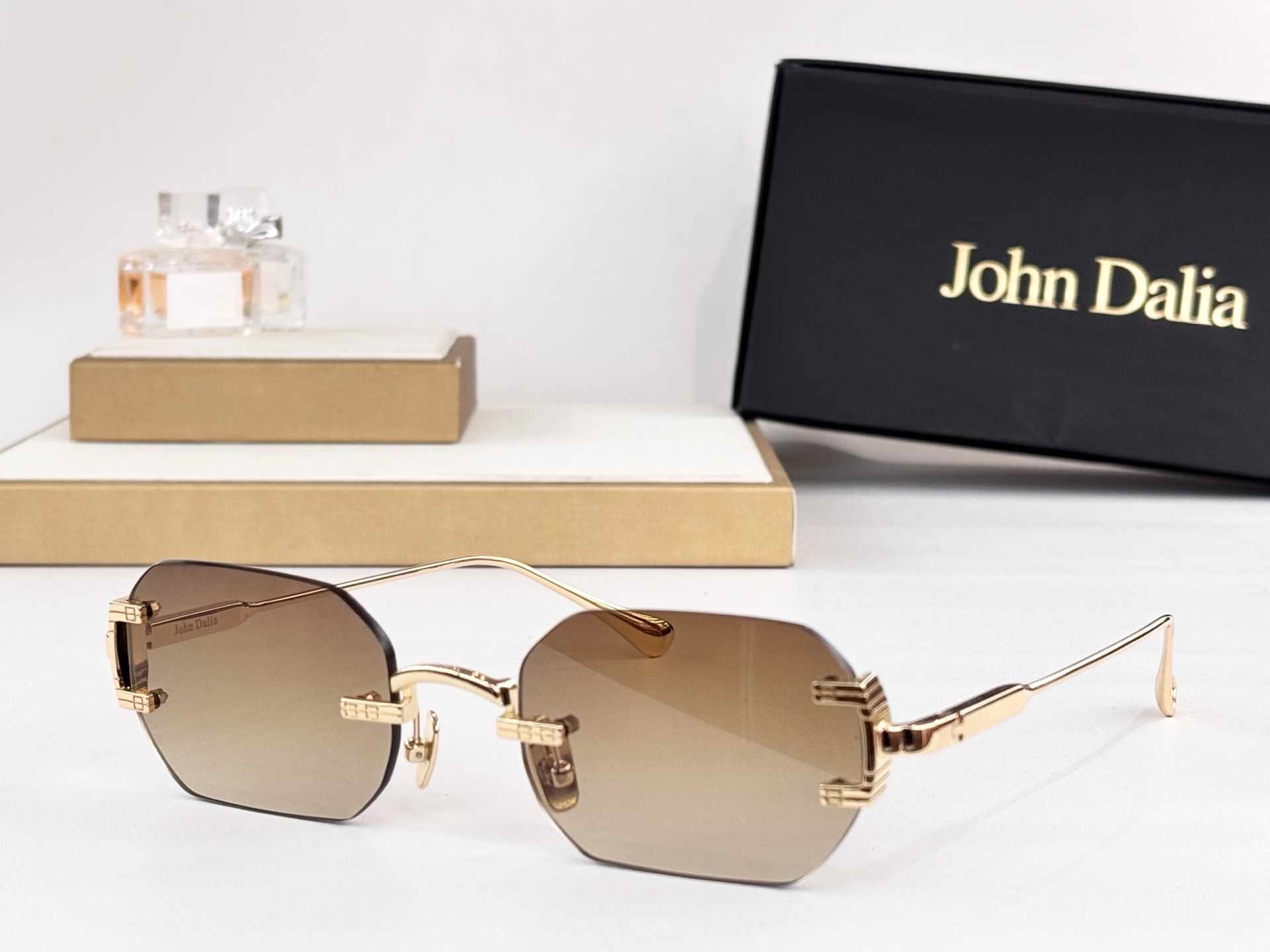 John DailaMODEL: AMARUSIZE: 52口23-145