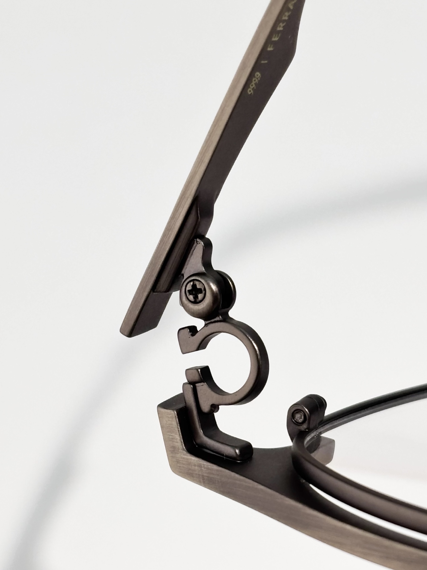 Salvatore ferragam* TITANIUMMOD：SF0911SIZE：50口19-139