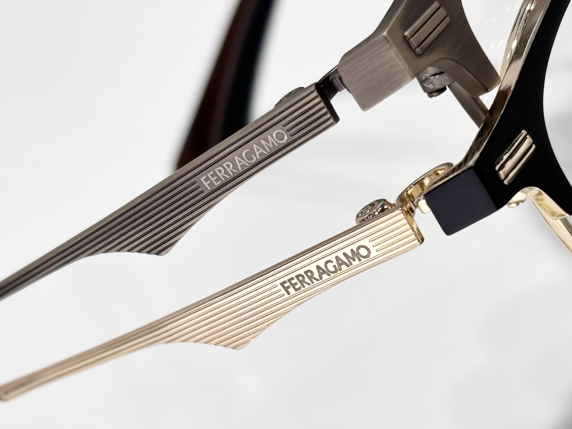 Salvatore ferragam* TITANIUMMOD：SF0911SIZE：50口19-139