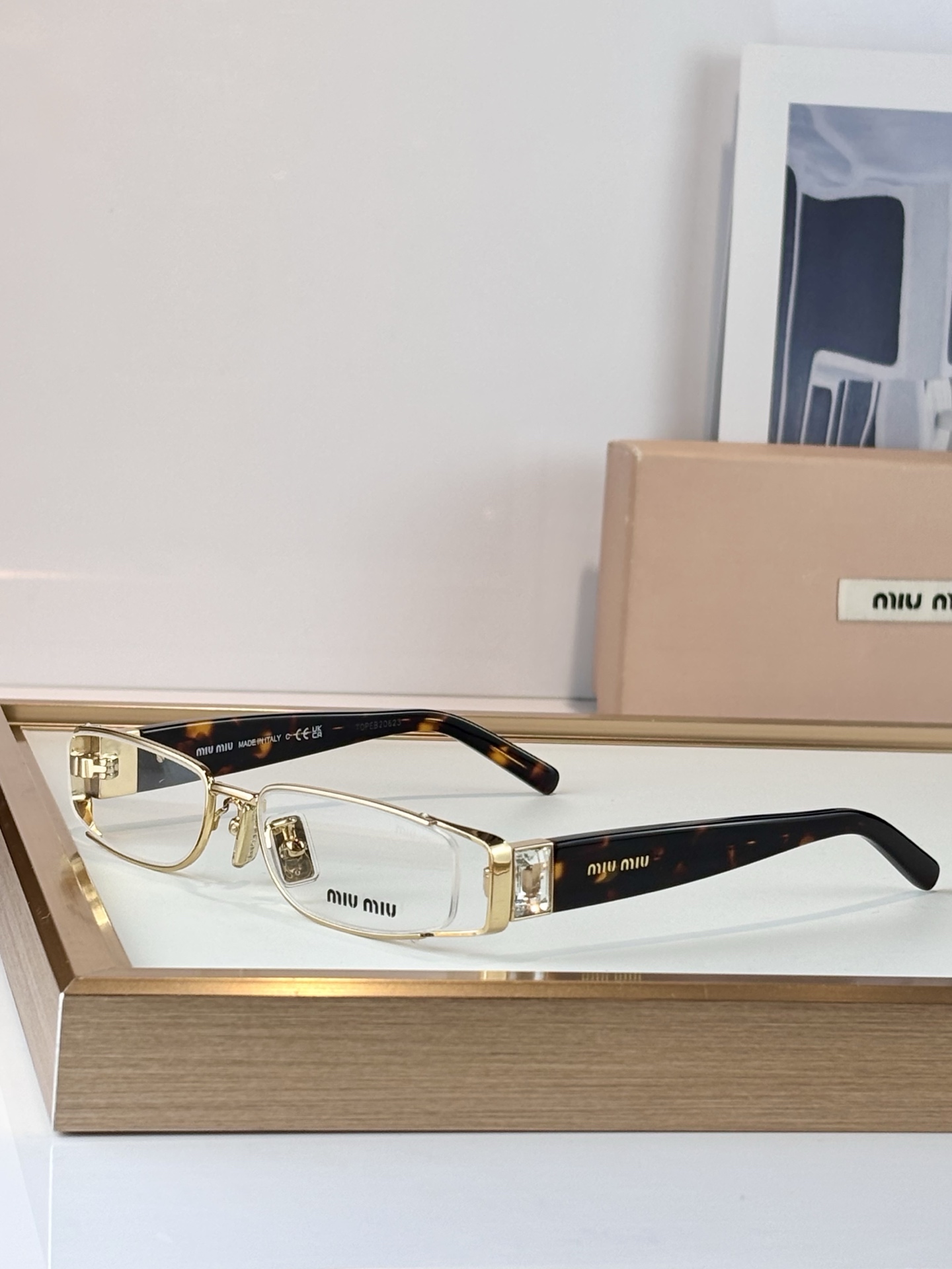 Miu Mi*mod：SMU53FSize:50口17 镶钻复古风充满nerd气的墨镜