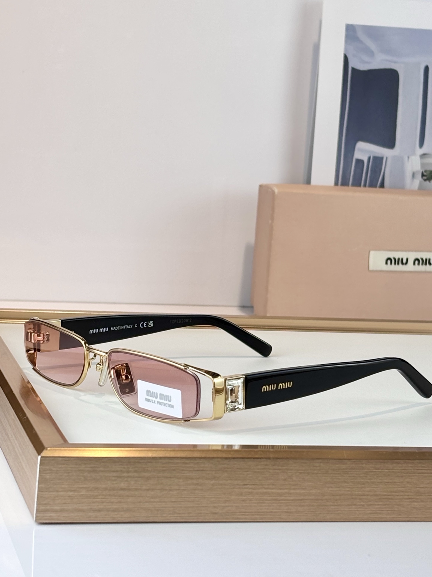 Miu Mi*mod：SMU53FSize:50口17 镶钻复古风充满nerd气的墨镜