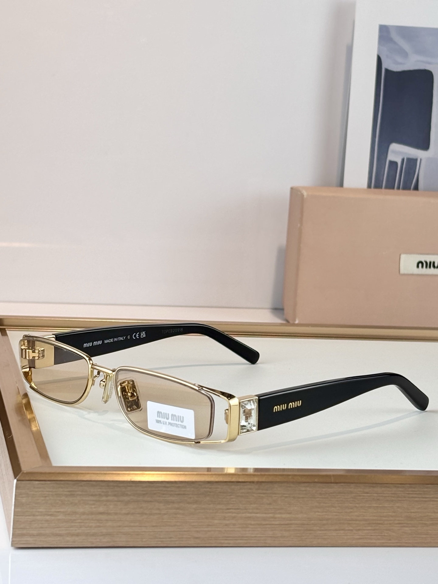 Miu Mi*mod：SMU53FSize:50口17 镶钻复古风充满nerd气的墨镜