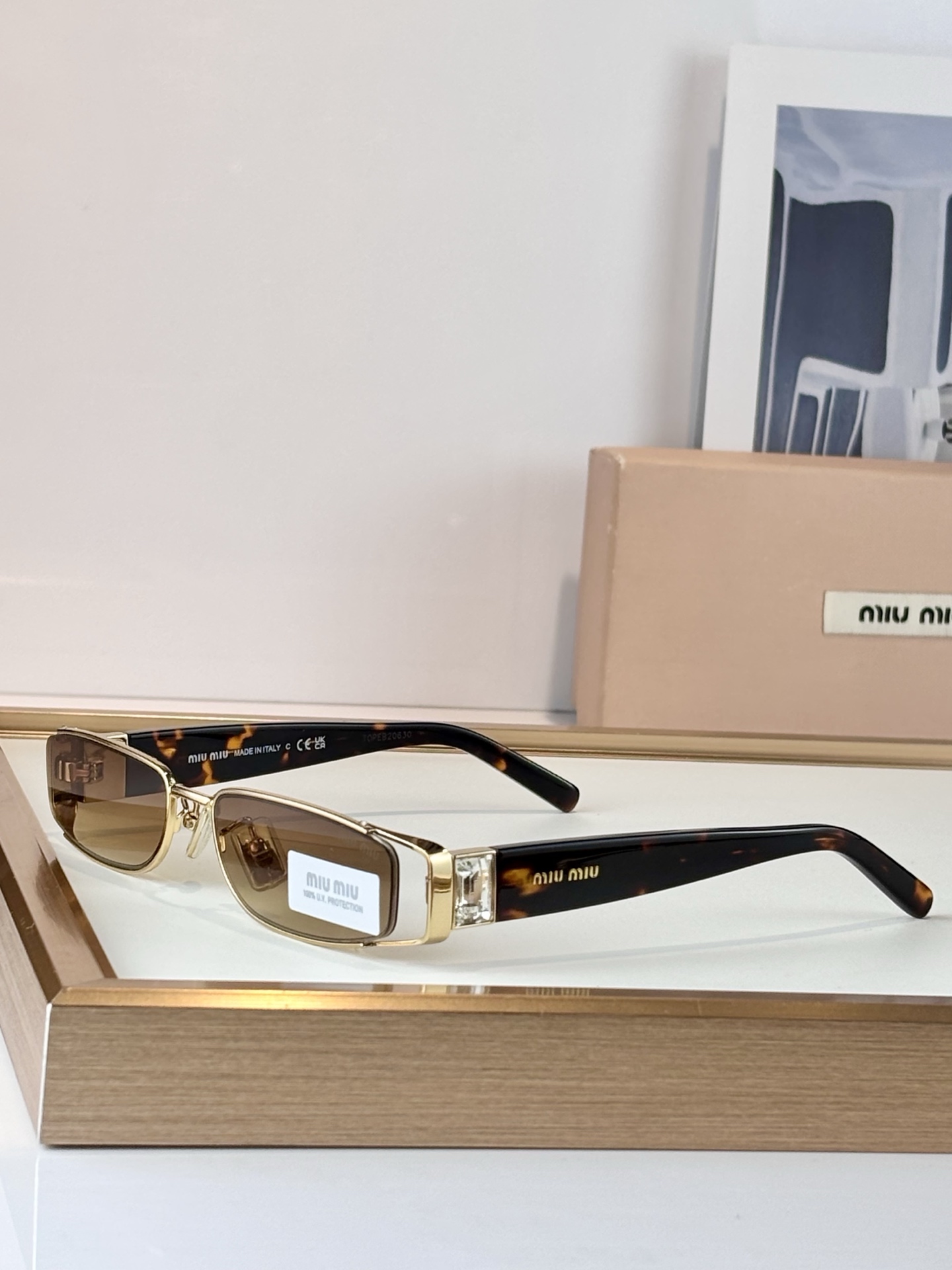 Miu Mi*mod：SMU53FSize:50口17 镶钻复古风充满nerd气的墨镜