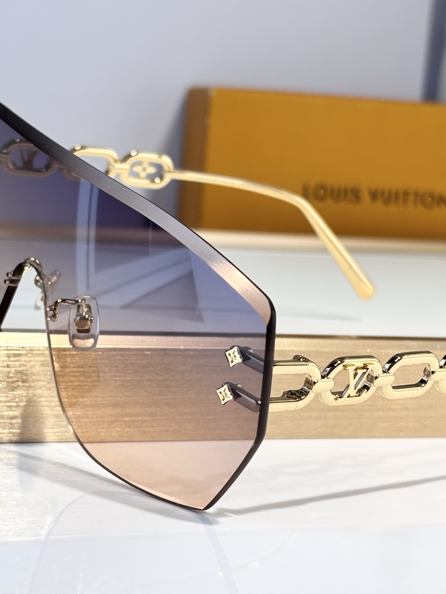 LOUIS VUITTONOversized MOD：Z3108USize：63口16-145
