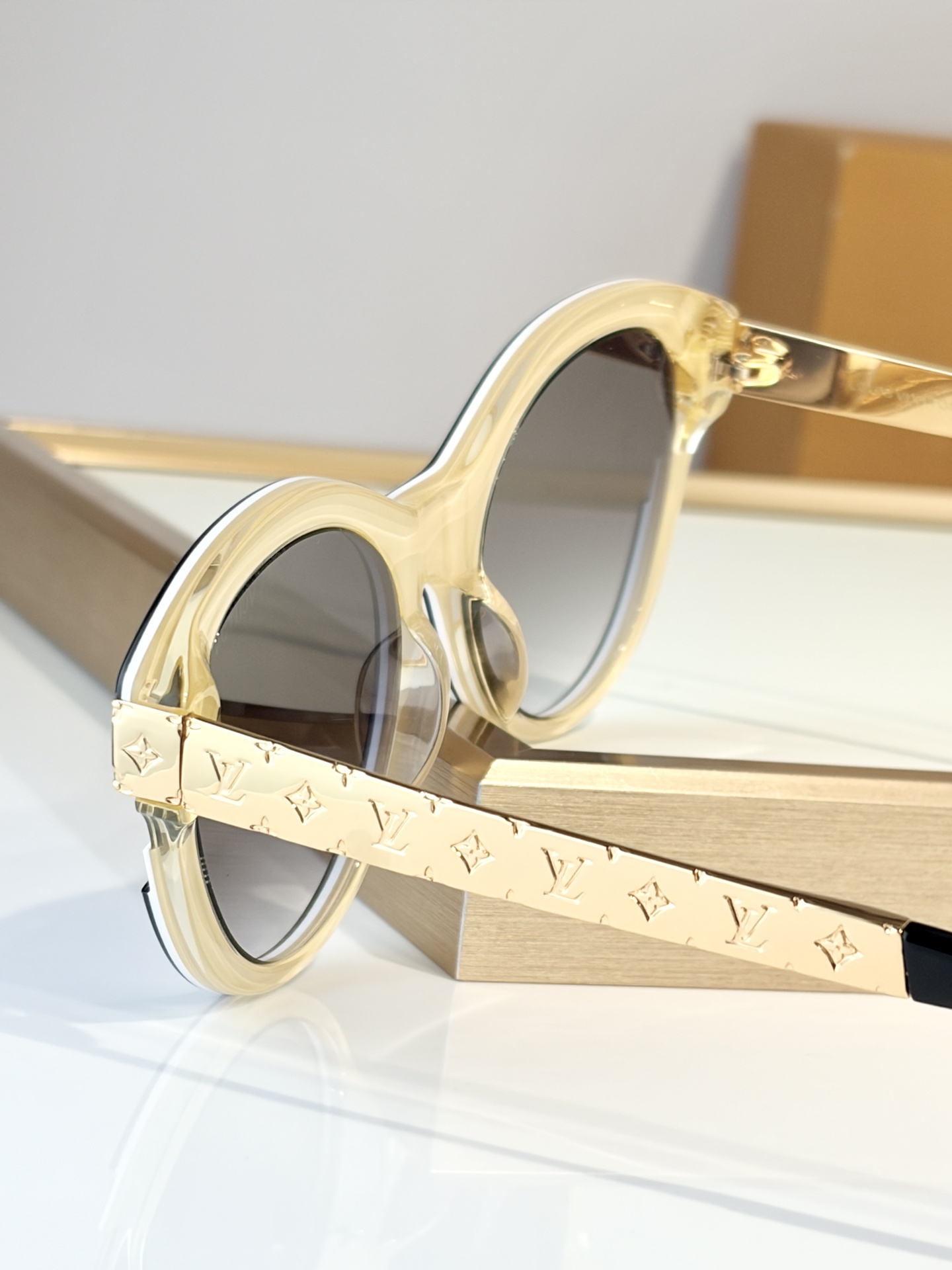 LOUIS VUITTO*MODEL：Z1857 SIZE：55口19-145