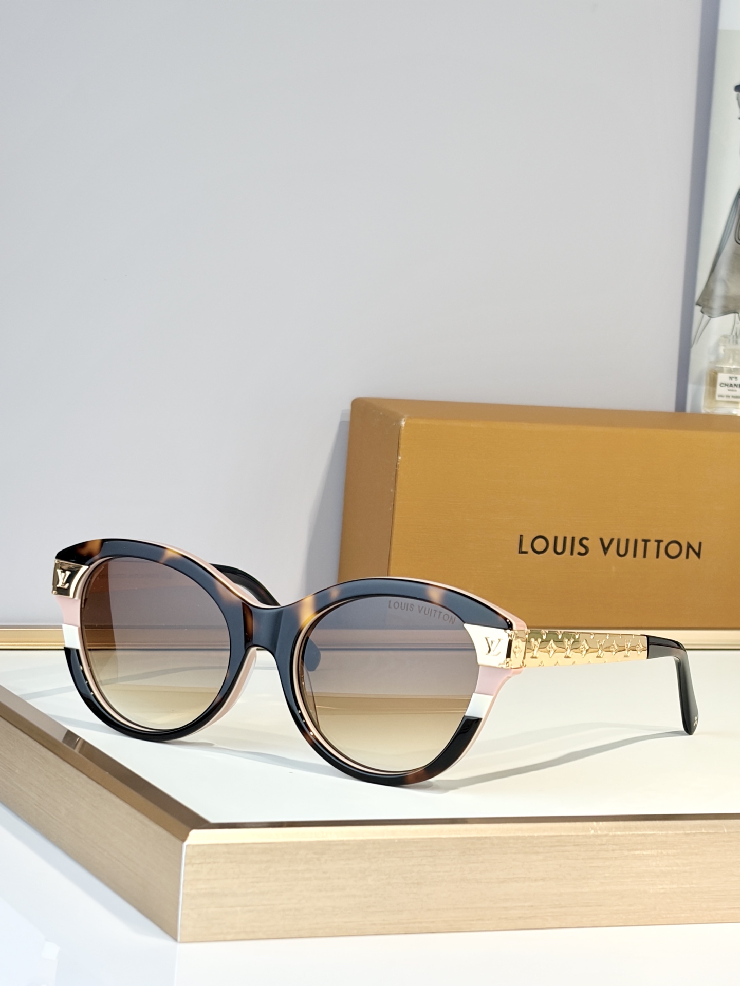 LOUIS VUITTO*MODEL：Z1857 SIZE：55口19-145